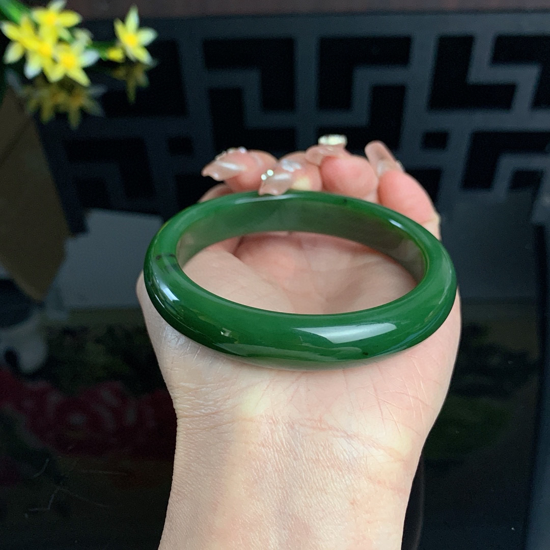 和田玉61圈口菠菜绿碧玉手镯！玉质细腻油润 底色纯净 无纹裂 脂粉好，品质高。