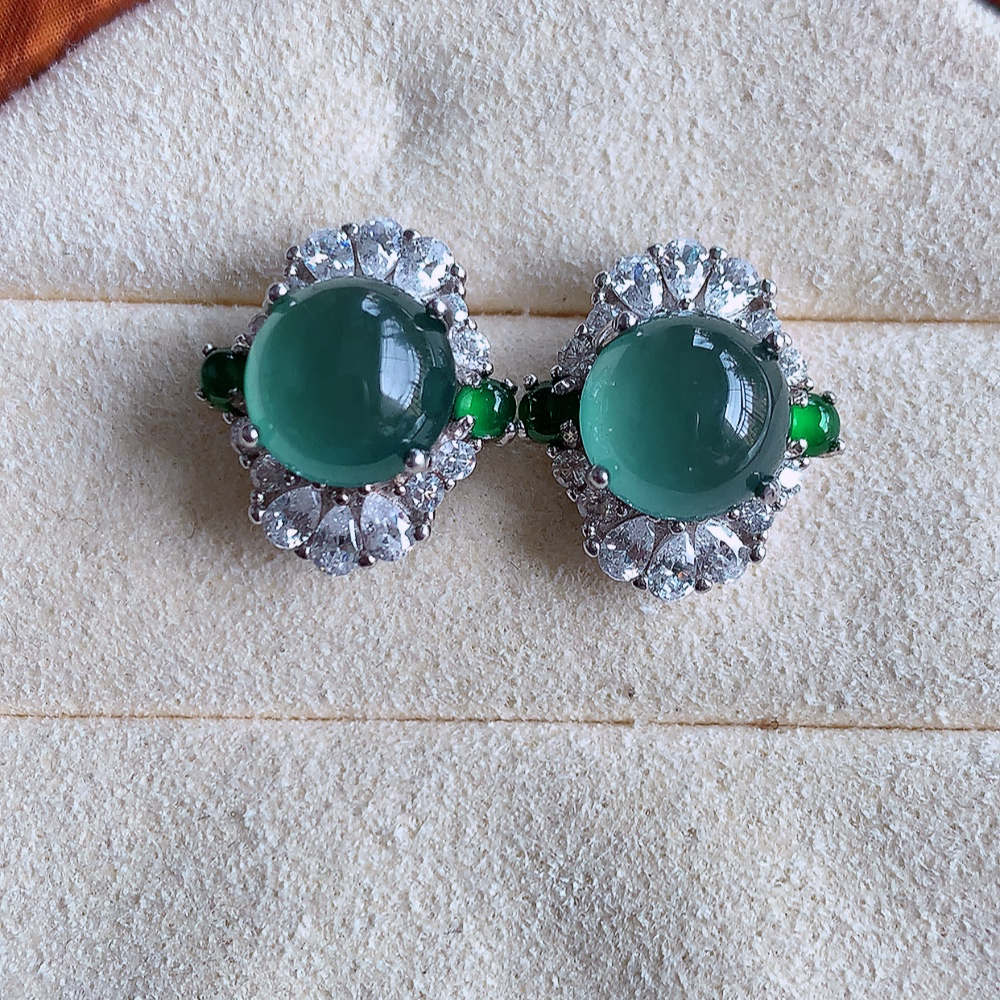 冰晴水翡翠耳坠，自然光实拍，颜色漂亮，种老水足，品相佳，佩戴佳品！W502.12  取一尺寸： 15