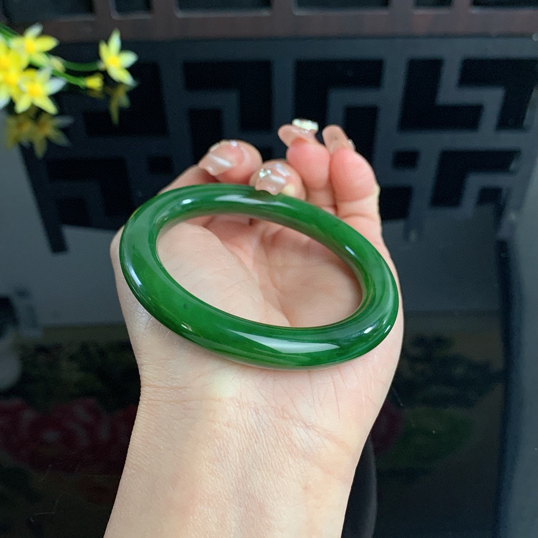 和田玉53.7圈口菠菜绿圆条碧玉手镯！玉质细腻油润 底色纯净 无裂无棉 脂粉好，品质高。