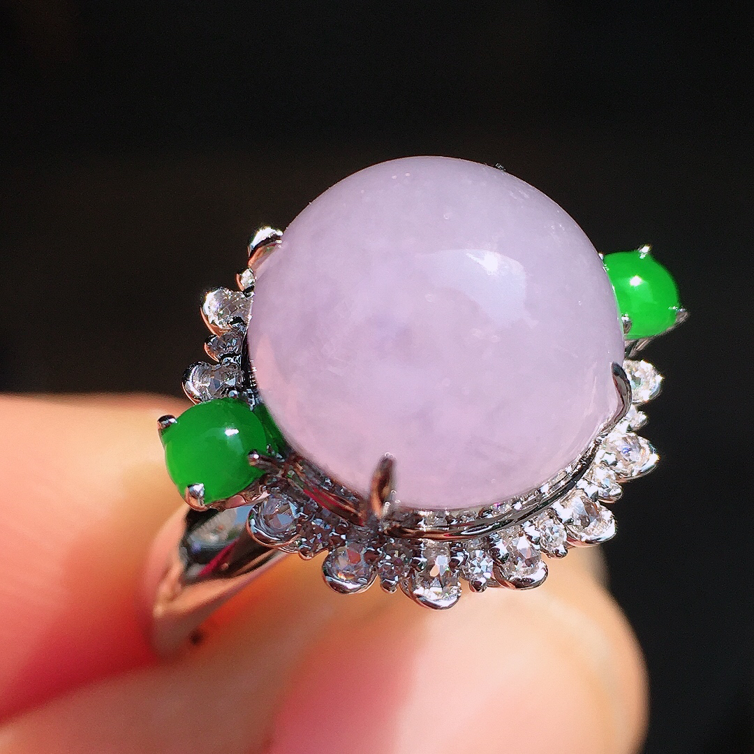 淡紫罗兰蛋面戒指，色泽均匀艳丽，玉质细腻，荧光感超
强，饱满圆润，尽显优雅气质，18k
金豪华镶嵌