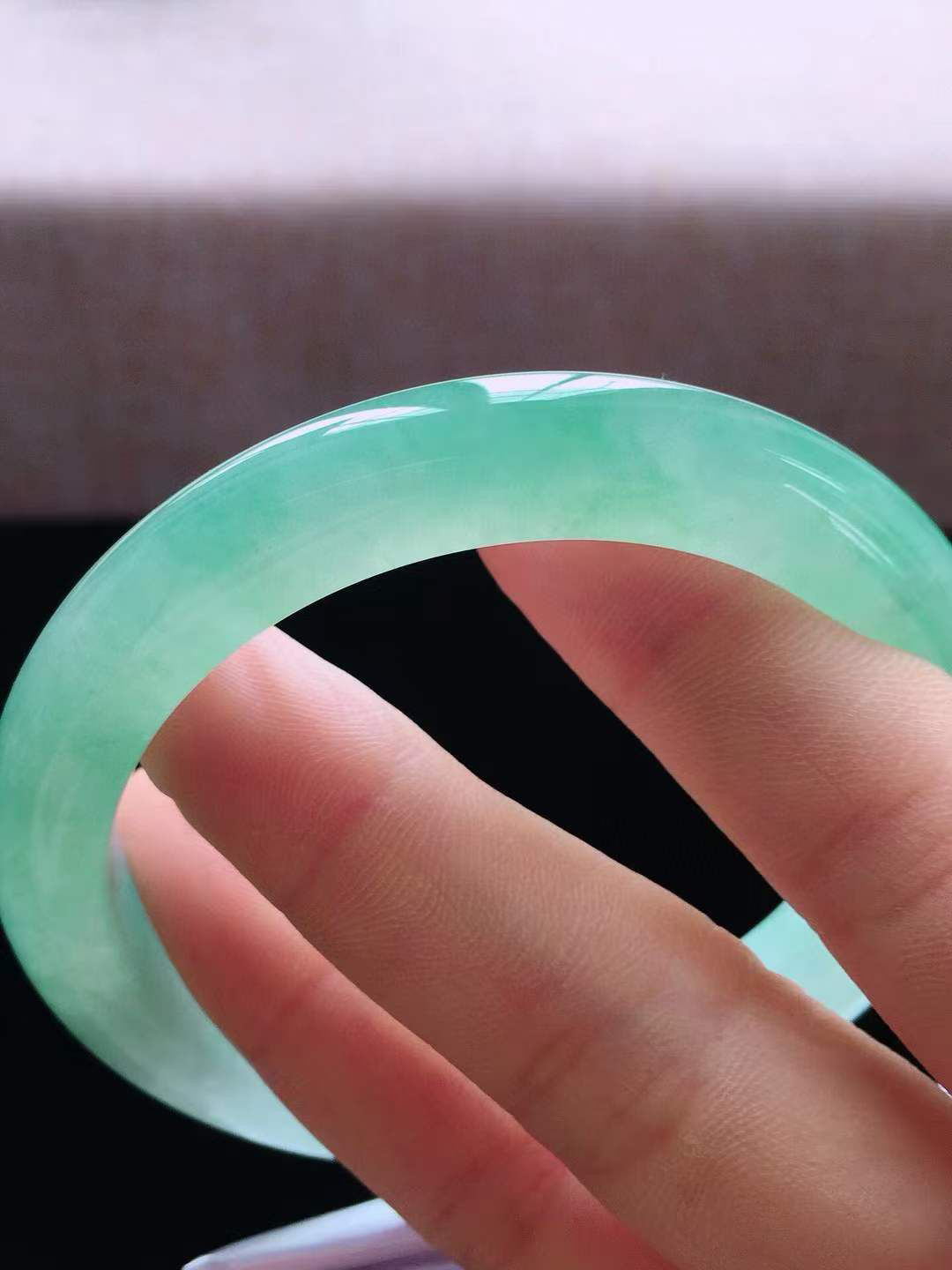 【翡翠名称】老种冰晴绿58.3正圈口手镯
【翡翠尺寸】58.3*10*8.8mm适合57.5-59.5正圈口佩戴
【翡翠描述】宝贝种老水足，玉质细腻，色泽靓丽，性价比高，佩戴效果好！
【其它赠送】权威证书/精美挂绳盒子/支持全国复检