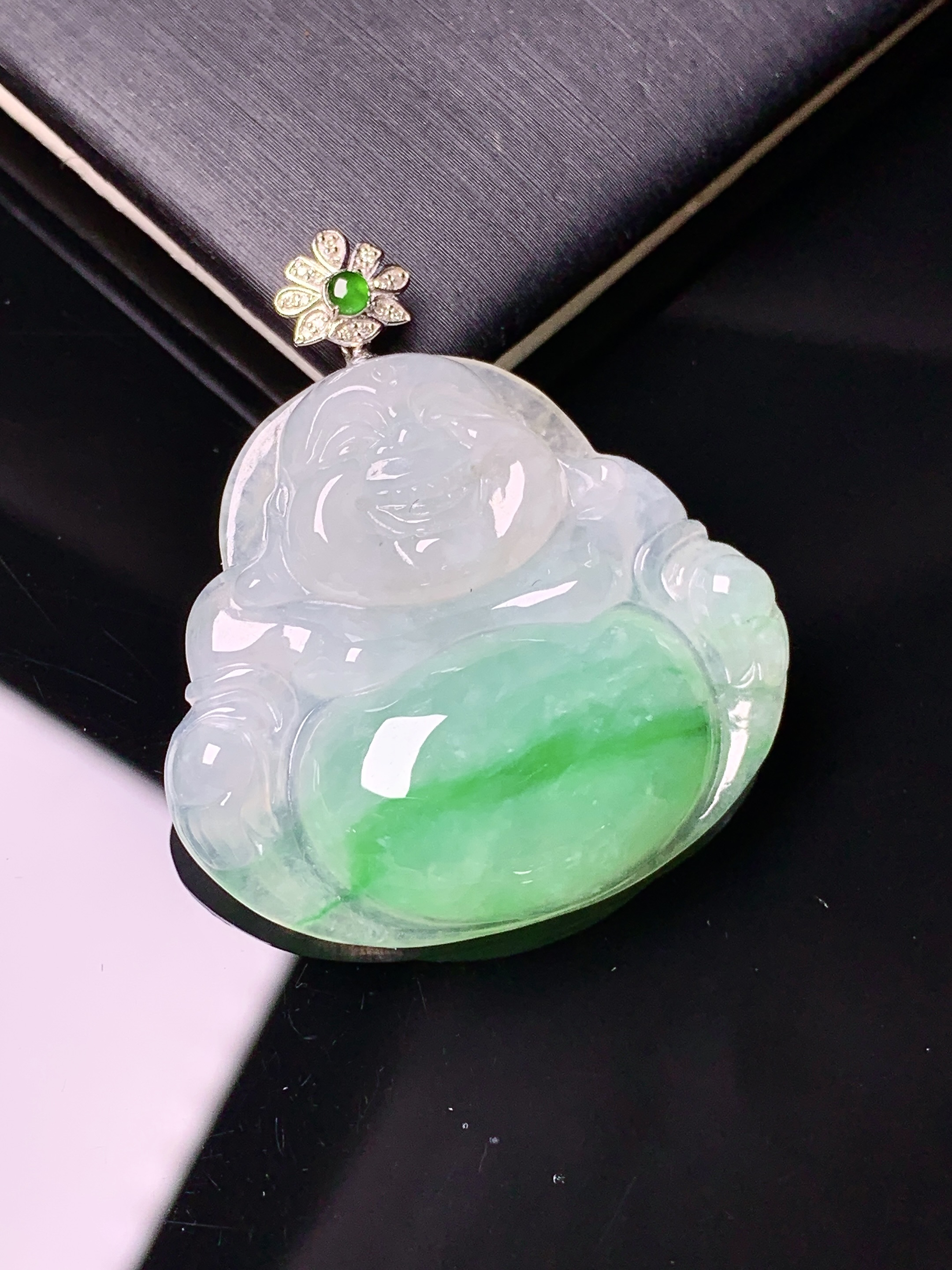 18k金钻镶嵌飘绿佛公吊坠 玉质细腻 色泽艳丽 整体尺寸35.3*31.5*6x1