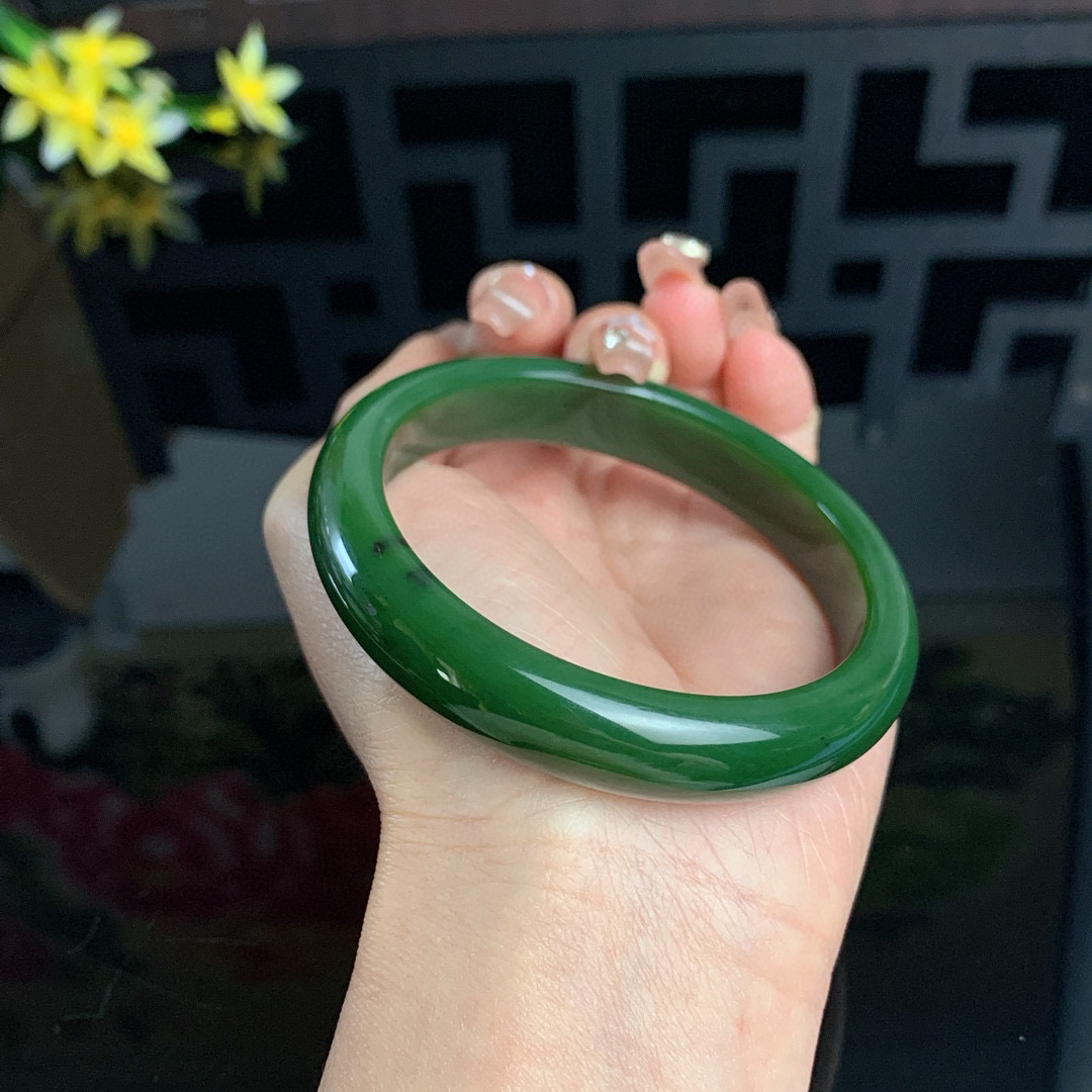 和田玉61圈口菠菜绿碧玉手镯！玉质细腻油润 底色纯净 无纹裂 脂粉好，品质高。