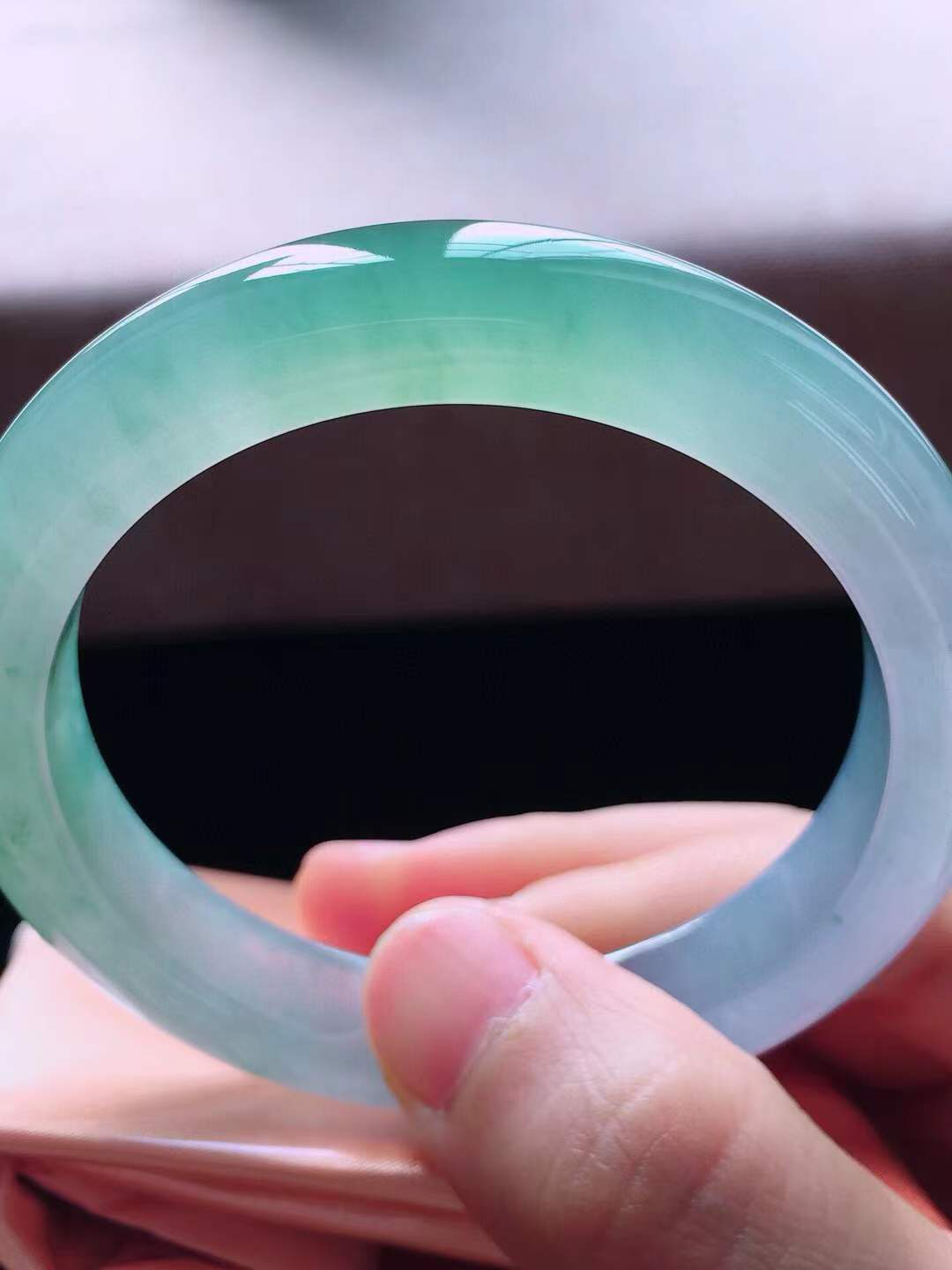 【翡翠名称】老种冰紫春彩53正圈口翡翠手镯
【翡翠尺寸】53*11.2*8.2mm适合52-54正圈口佩戴
【翡翠描述】宝贝种老水足，玉质细腻，色泽靓丽，性价比高，佩戴效果好！
【其它赠送】权威证书/精美挂绳盒子/支持全国复检