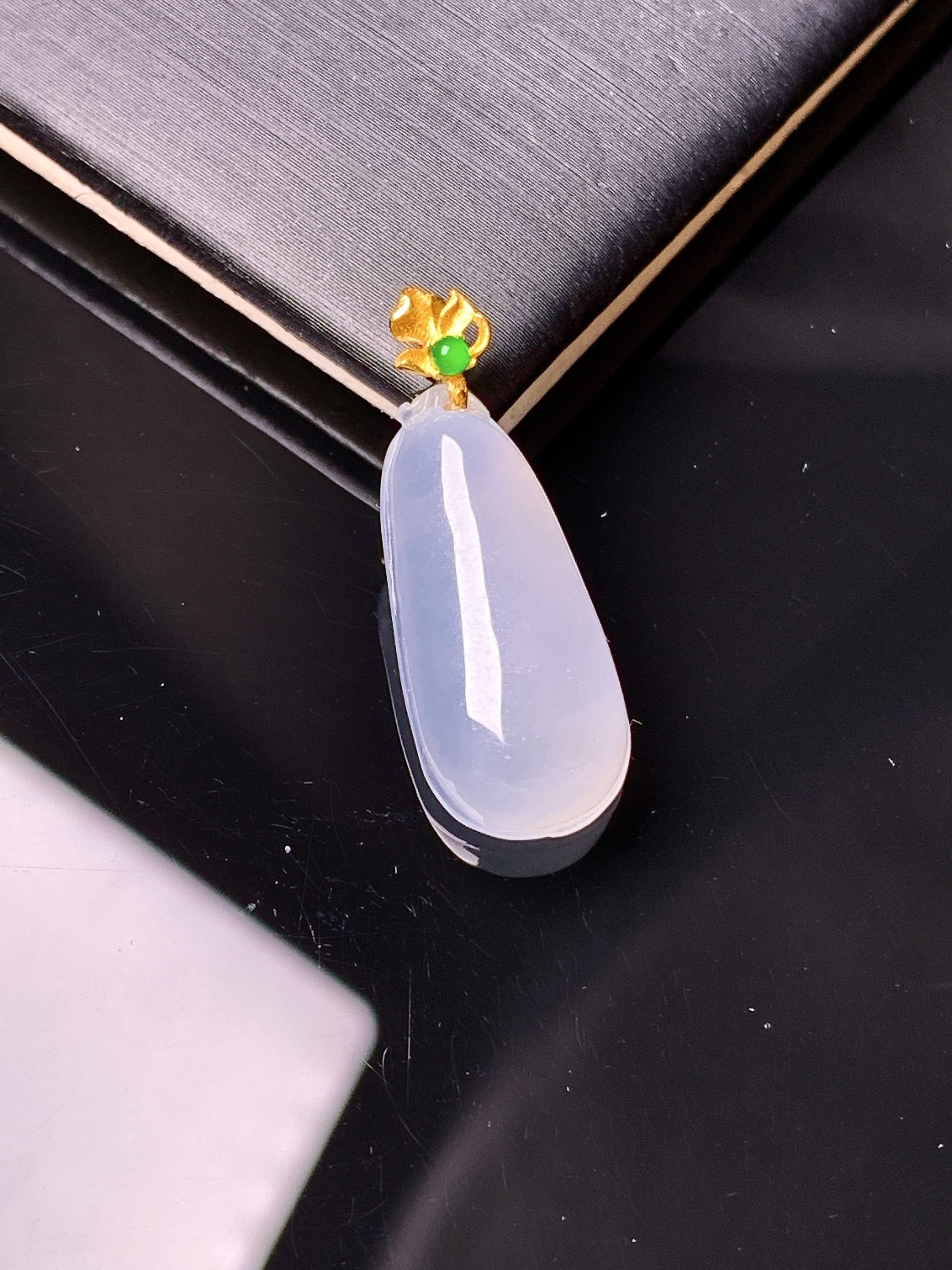 18k金镶嵌冰种福瓜吊坠 玉质细腻 色泽艳丽 整体尺寸26.3*9.8*5.3j2