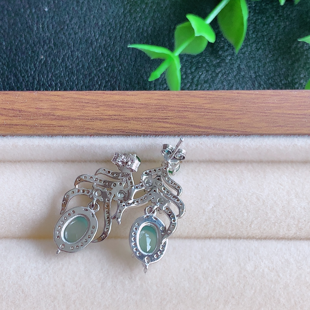 冰晴水翡翠耳坠，自然光实拍，颜色漂亮，种老水足，品相佳，佩戴佳品！W502.12  取一尺寸： 25.5-12-5mm  裸石尺寸：6.6mm