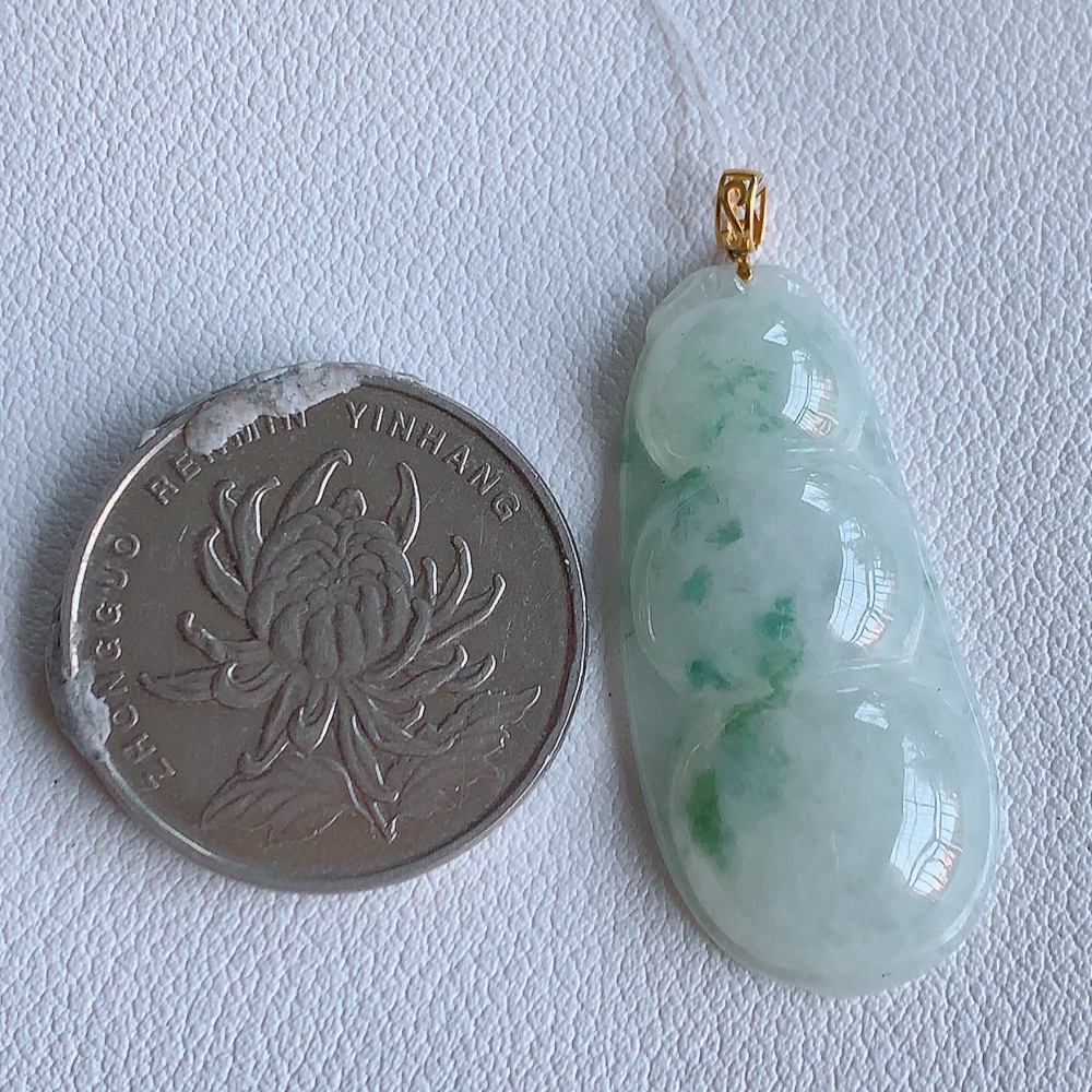 18k金扣冰润飘花福豆翡翠挂件，老种飘花  冰清玉洁  胶感十足  寓意“四季平安，福气满满”颜色鲜艳，清新自然，饱满通透   W49.9  尺寸：35.8-16.2-6mm