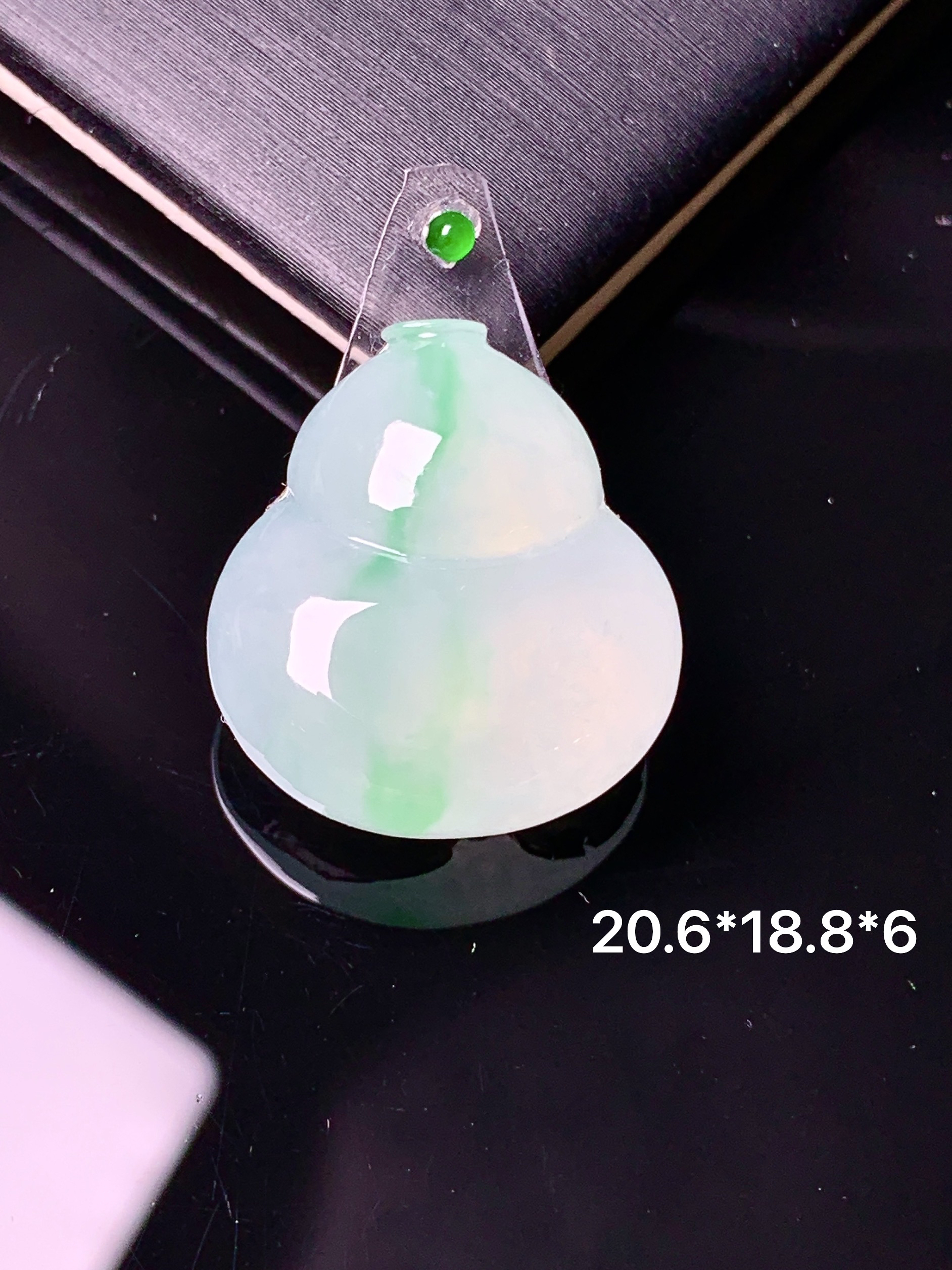 镶嵌款 飘绿葫芦吊坠 玉质细腻 色泽艳丽 整体尺寸20.6*18.8*6*2x