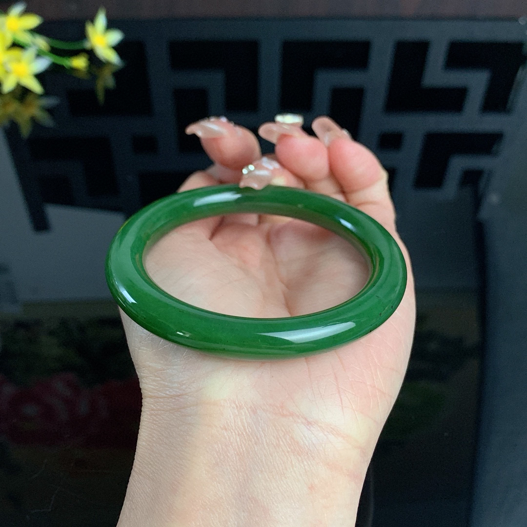 和田玉57圈口菠菜绿圆条碧玉手镯，玉质细腻油润 底色纯净 无纹裂 脂粉好，品质高。