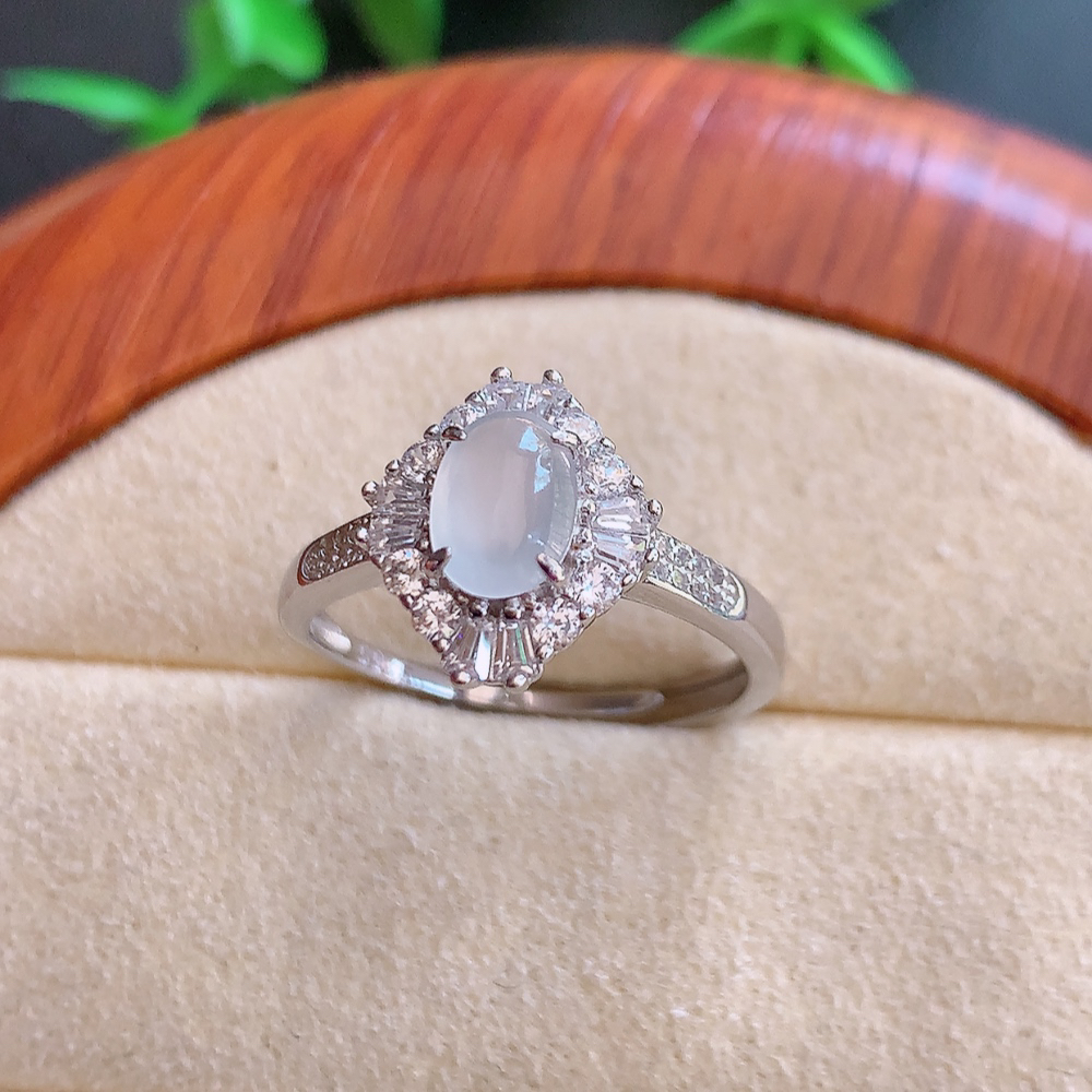 冰润蛋面翡翠戒指  玉质细腻  冰清玉润  飘花灵动  颜色漂亮  W815.12  内径尺寸：18-12.2-6.2mm   裸石尺寸：7-5mm