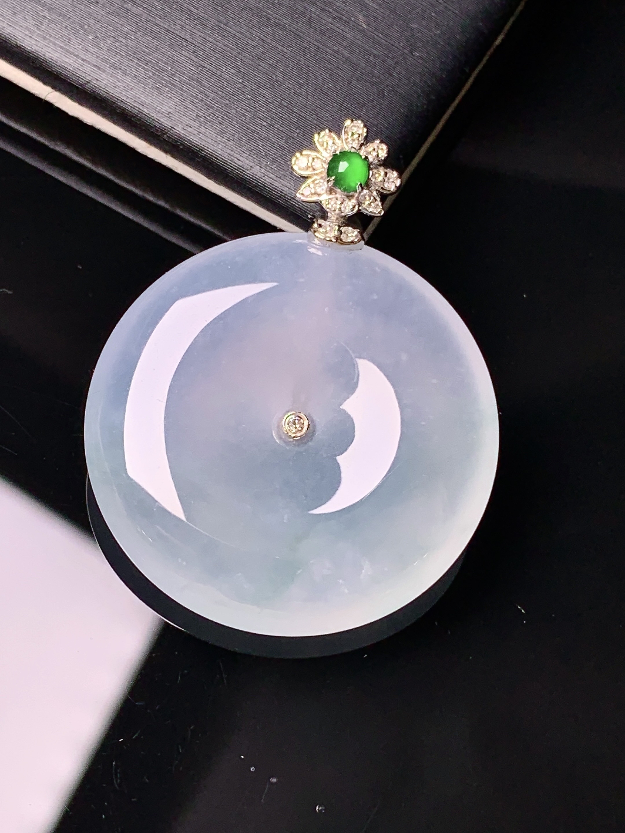 18k金钻镶嵌冰种平安扣吊坠 玉质细腻 色泽艳丽 整体尺寸34.5*26.6*5.8x1