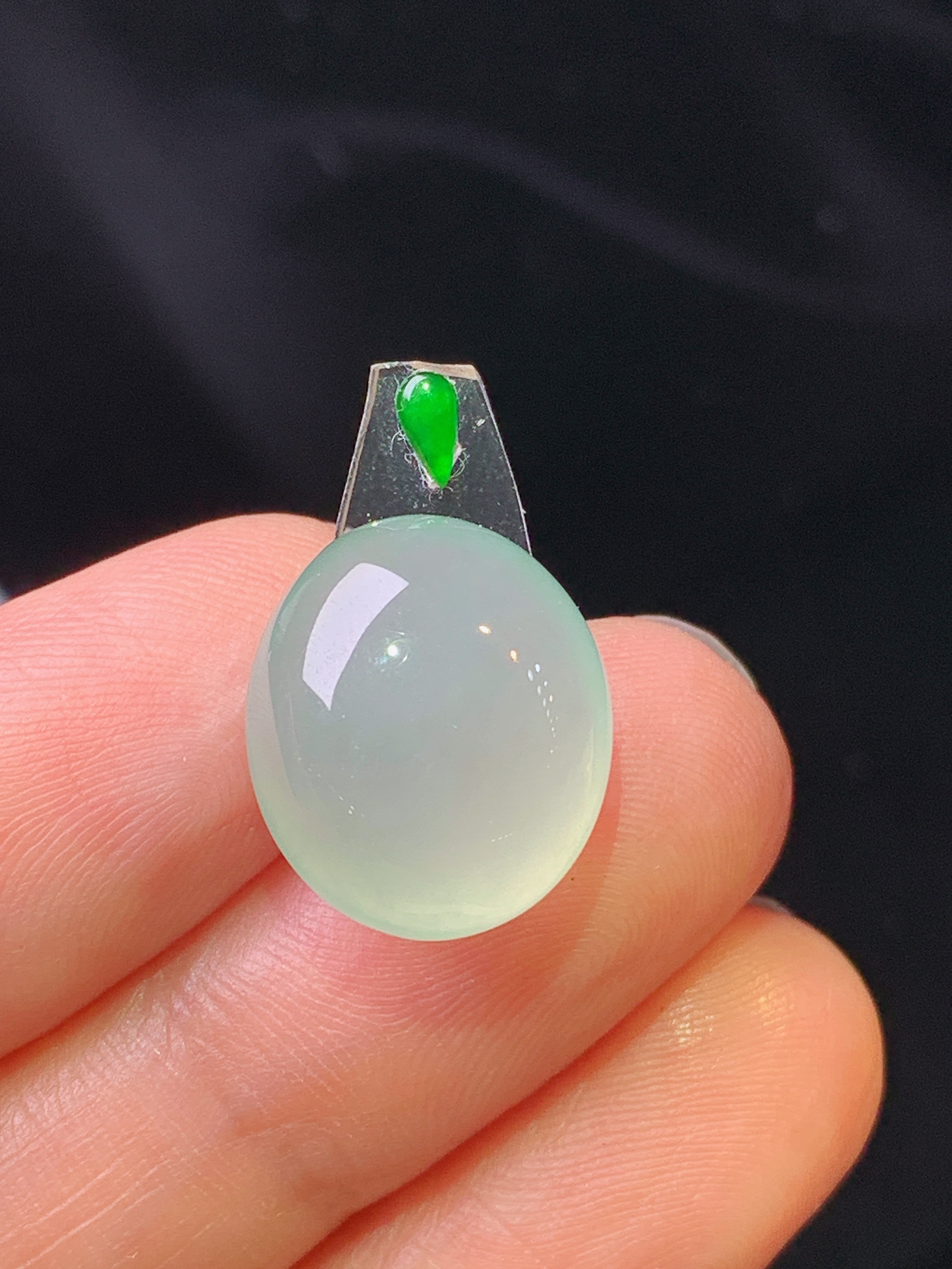 镶嵌款 冰种蛋面吊坠 玉质细腻 色泽艳丽 整体尺寸14.6*12.5*6.8*2x