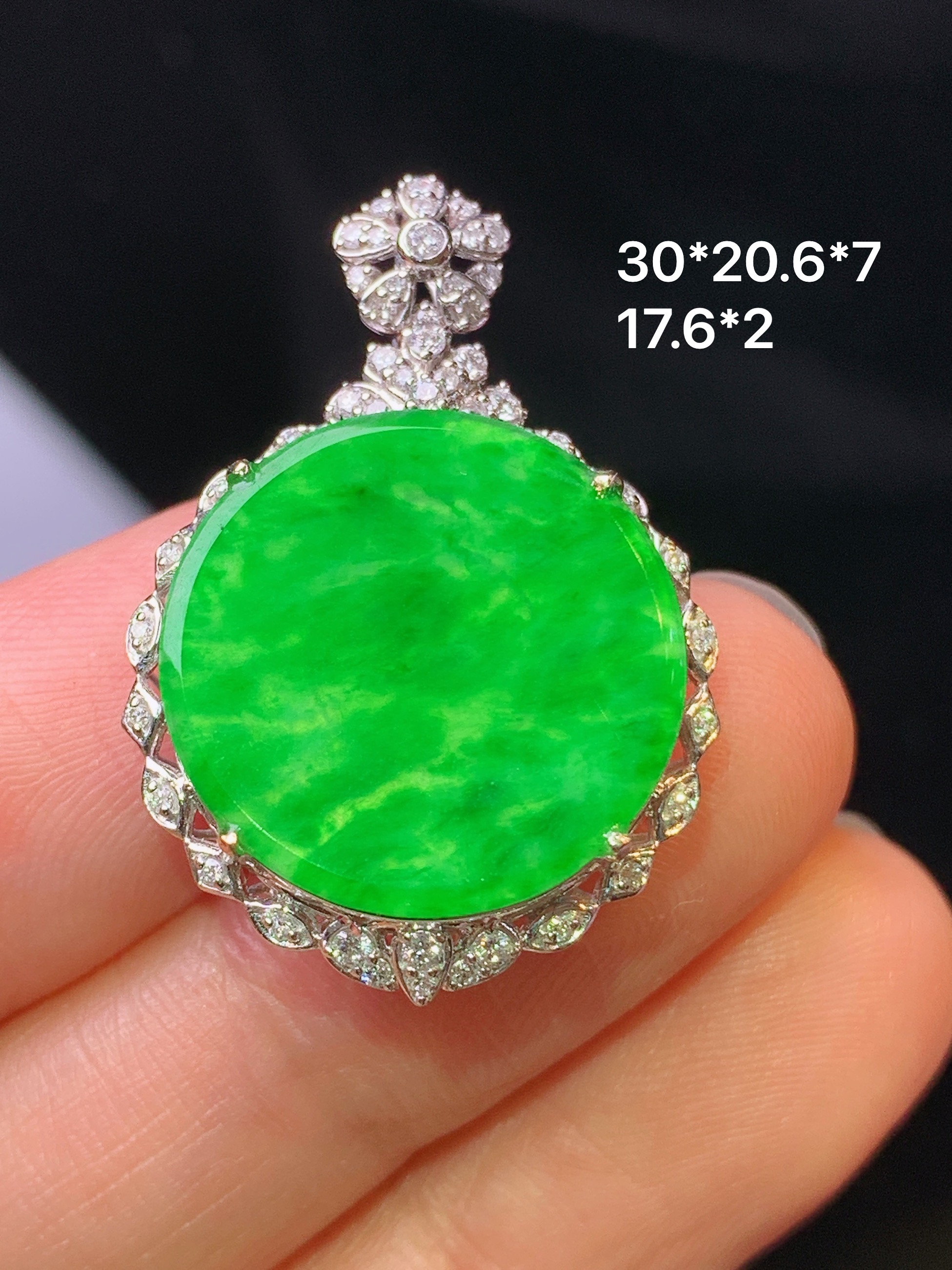 18k金钻镶嵌翠绿圆牌吊坠 玉质细腻 色泽艳丽 整体尺寸30*20.6*7j2