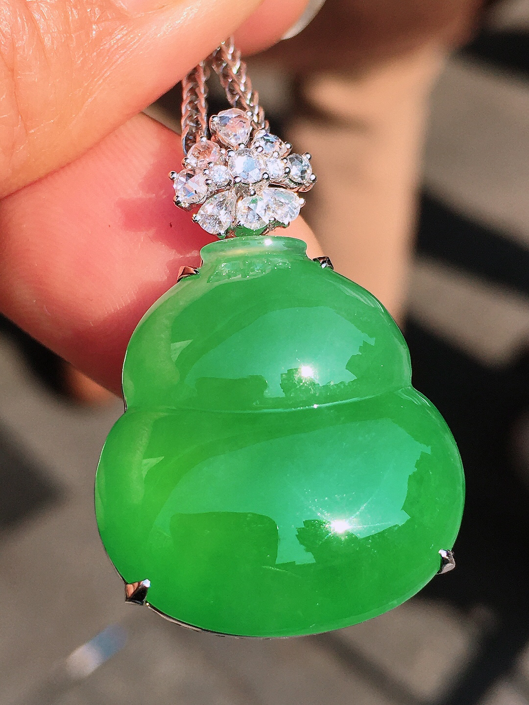 阳绿葫芦吊坠，色泽均匀艳丽，玉质细腻，荧光感超
强，饱满圆润，尽显优雅气质，18k
金豪华镶嵌