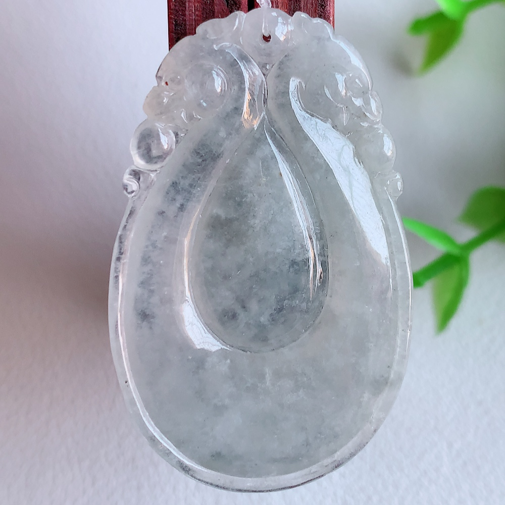 冰润福贝翡翠吊坠，寓意“辈辈有福，财源广进”水足莹润。通体清新通透，佩戴效果优雅迷人，W49.12 尺寸：41.5-26-5mm