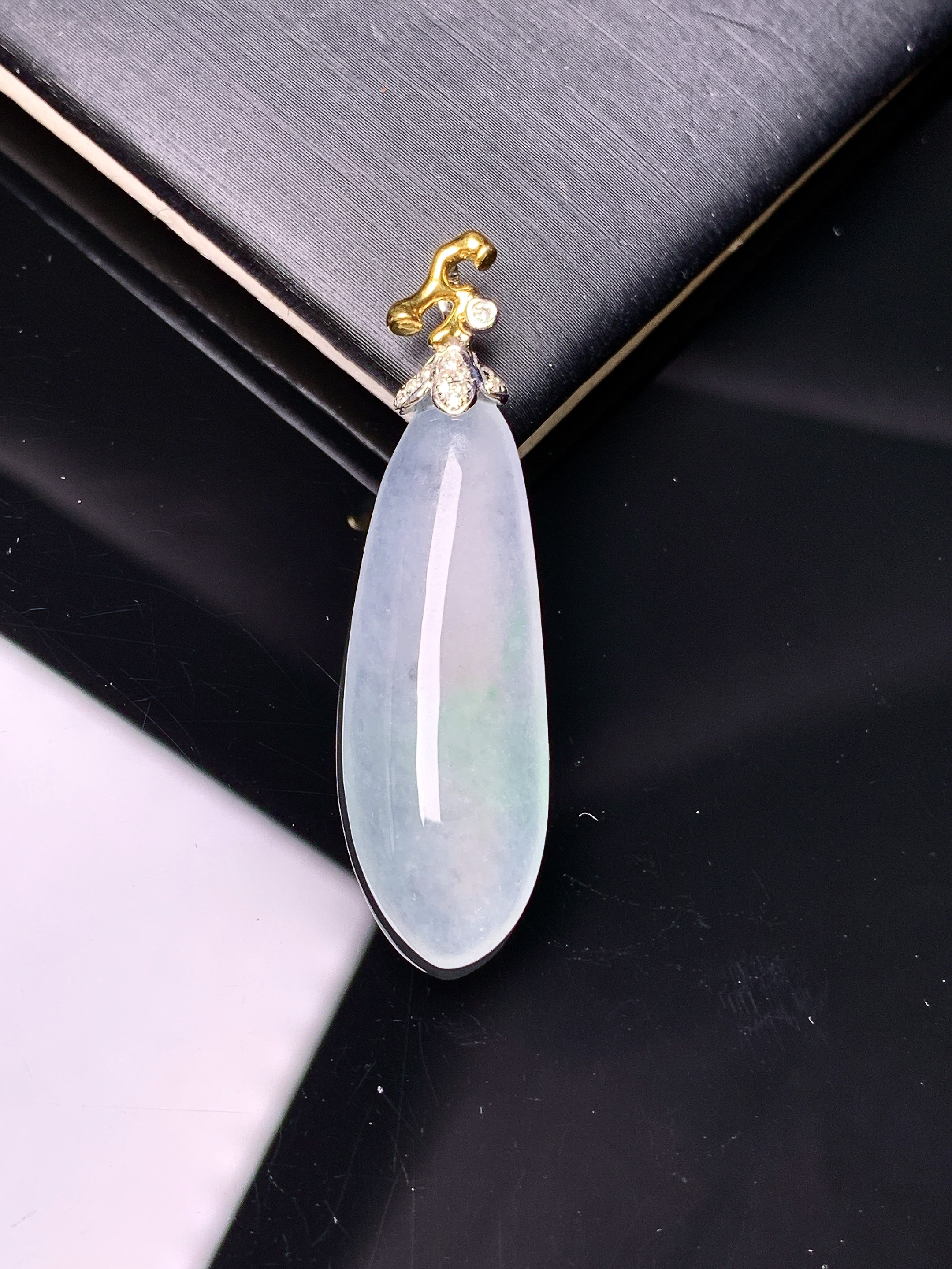 18k金钻镶嵌冰种福瓜吊坠 玉质细腻 色泽艳丽 整体尺寸38.3*10.5*5.5f1