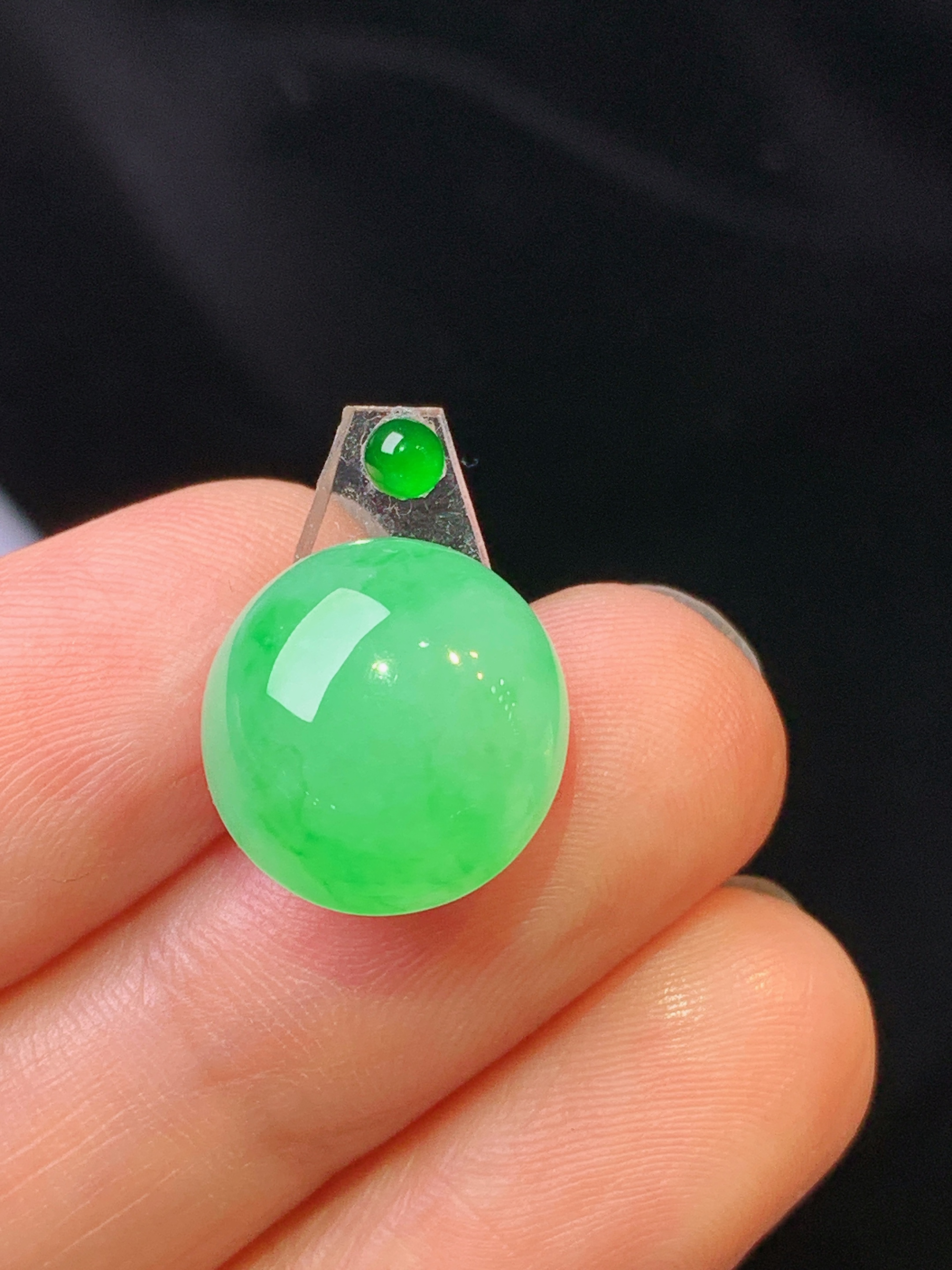 镶嵌款 翠绿蛋面吊坠 玉质细腻 色泽艳丽 整体尺寸13.5*12.8*5.5*2x