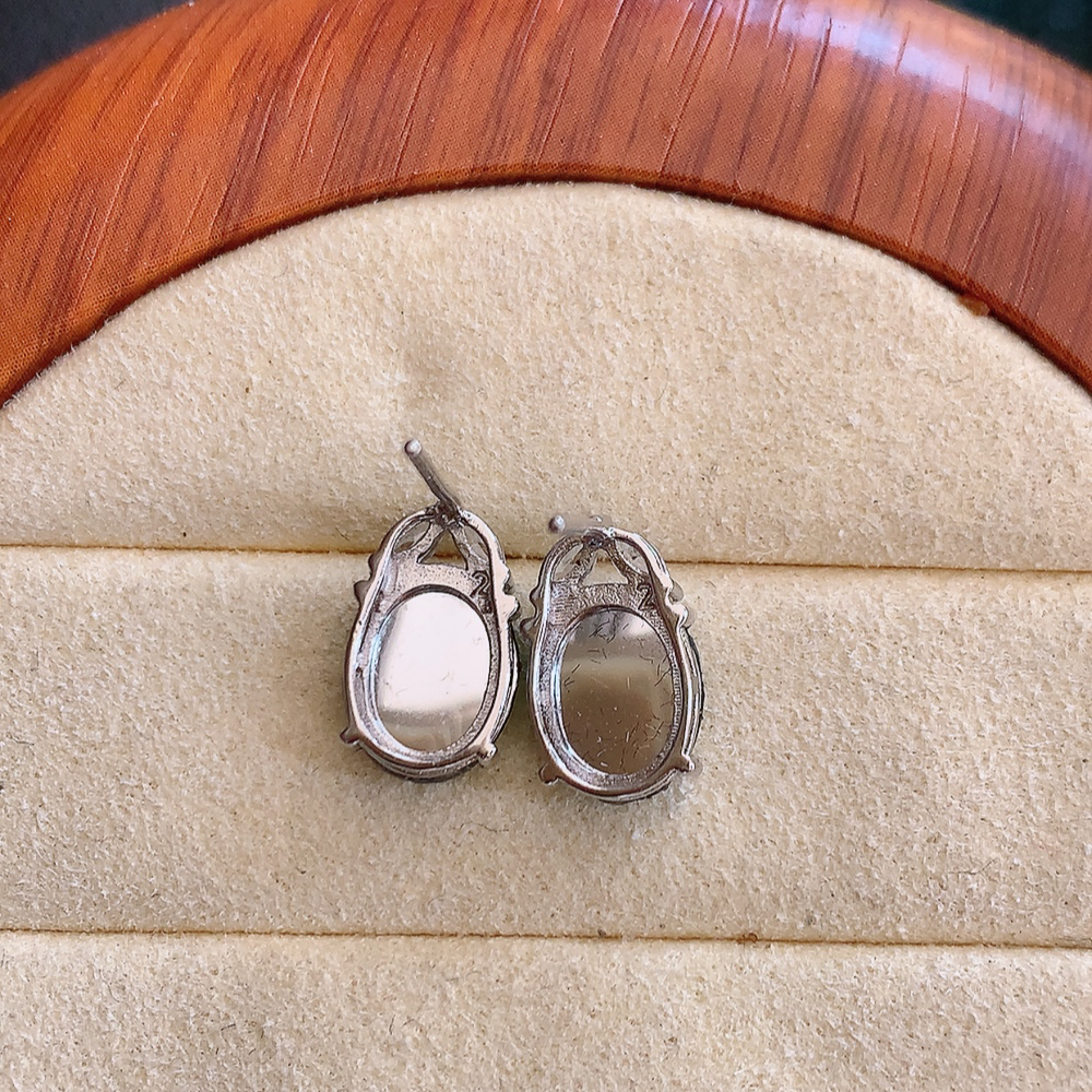 冰润满绿翡翠耳坠，自然光实拍，颜色漂亮，种老水足，品相佳，佩戴佳品！W815.12  取一尺寸： 13-8-4.8mm  裸石尺寸：9.8-8mm