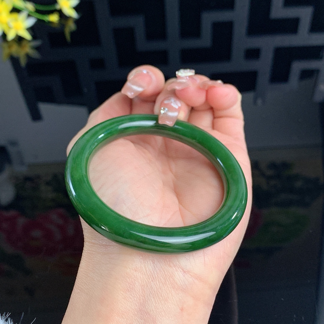 和田玉54.5圈口菠菜绿圆条碧玉手镯！玉质细腻油润 底色纯净 无裂无棉 脂粉好，品质高。