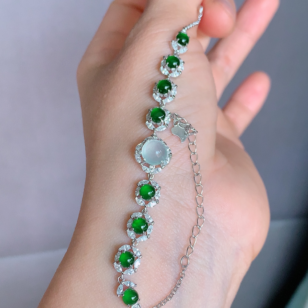 冰润满绿翡翠蛋面手链，水水润润，珠圆玉润，颜色鲜艳，妙明清净，清秀高雅，佩戴效果优雅迷人！性价比超值 W502.12  取一尺寸：11.3-10.5-6.3mm    裸石尺寸：6.8mm