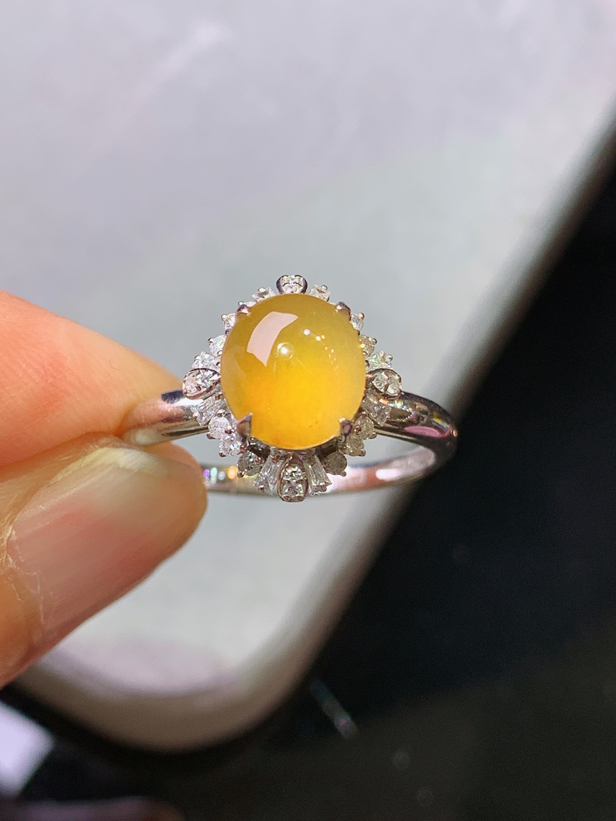 18k金钻镶嵌黄翡蛋面戒指 玉质细腻 色泽艳丽 圈口14 整体尺寸12*11.2*9j2