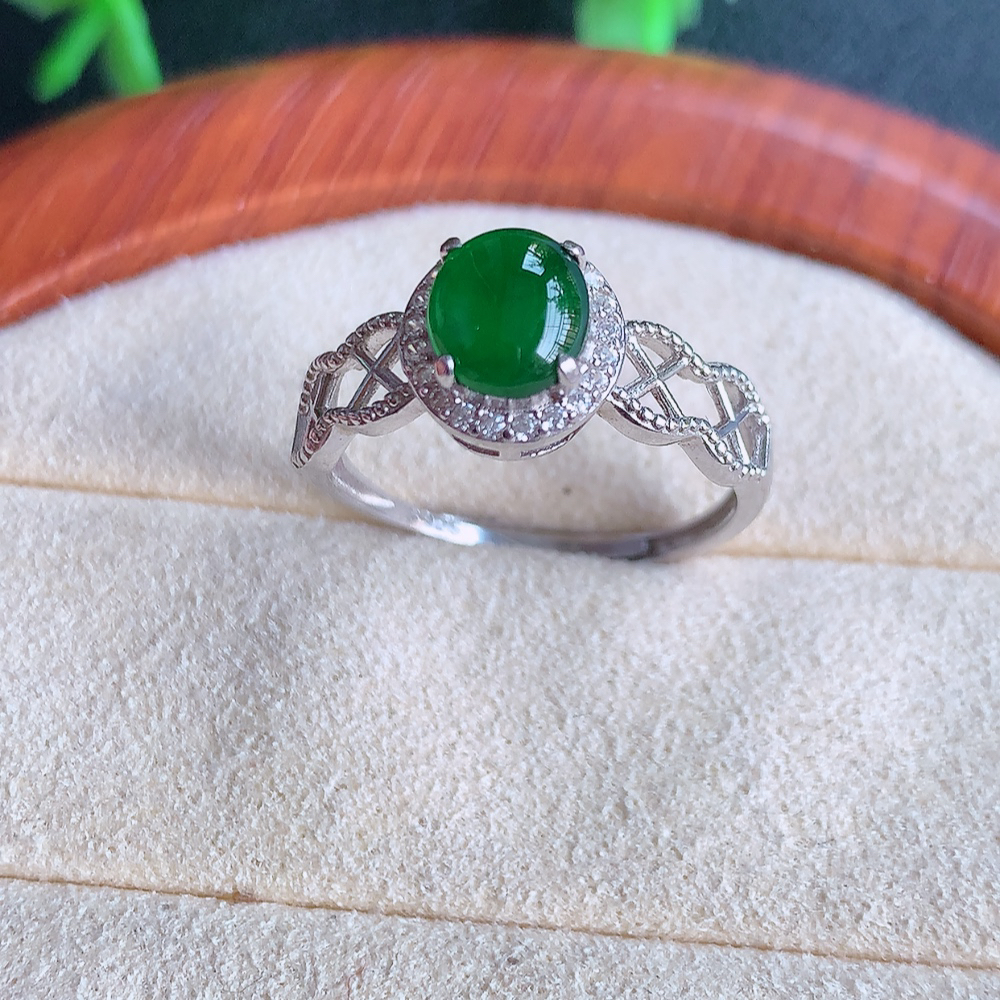 冰润满绿精美环形翡翠戒指  玉质细腻  冰清玉润  飘花灵动  颜色漂亮  W502.15 内径尺寸：17.5-9-6mm  裸石尺寸：7-6mm