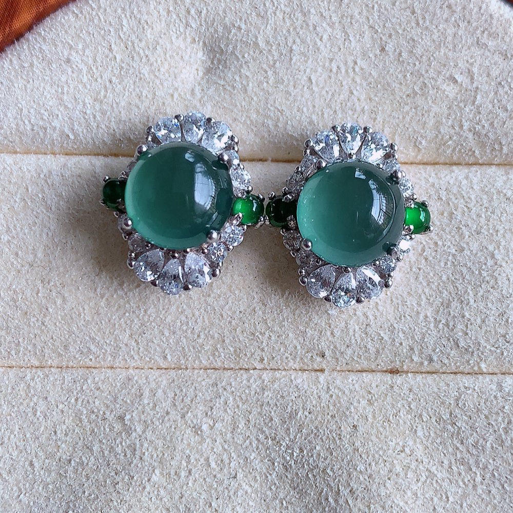 冰晴水翡翠耳坠，自然光实拍，颜色漂亮，种老水足，品相佳，佩戴佳品！W502.12  取一尺寸： 15-13.5-9mm  裸石尺寸：8.5mm