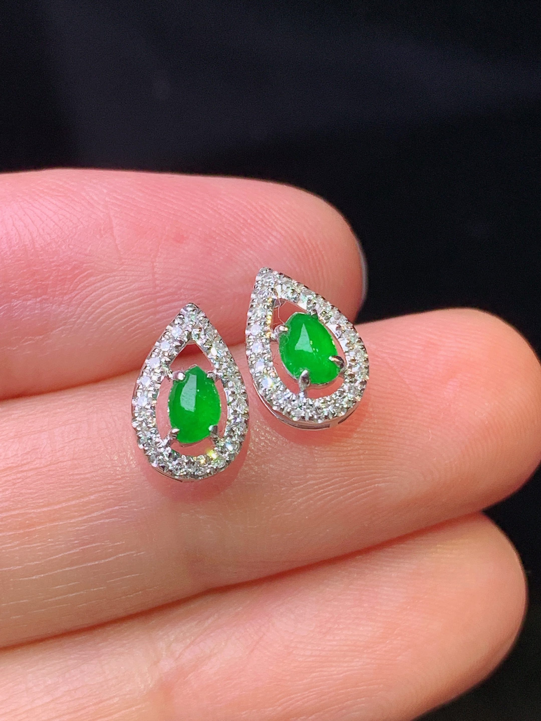 18k金钻镶嵌满绿水滴耳钉 玉质细腻 色泽艳丽 整体尺寸10.2*6.6*4.2c2