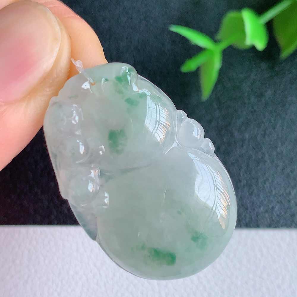 冰润飘花葫芦翡翠吊坠  寓意“福禄双全，加官进爵，财源滚滚” 莹润通透，抱满大气  清新脱俗    W49.9 尺寸：33-21.8-5.6mm