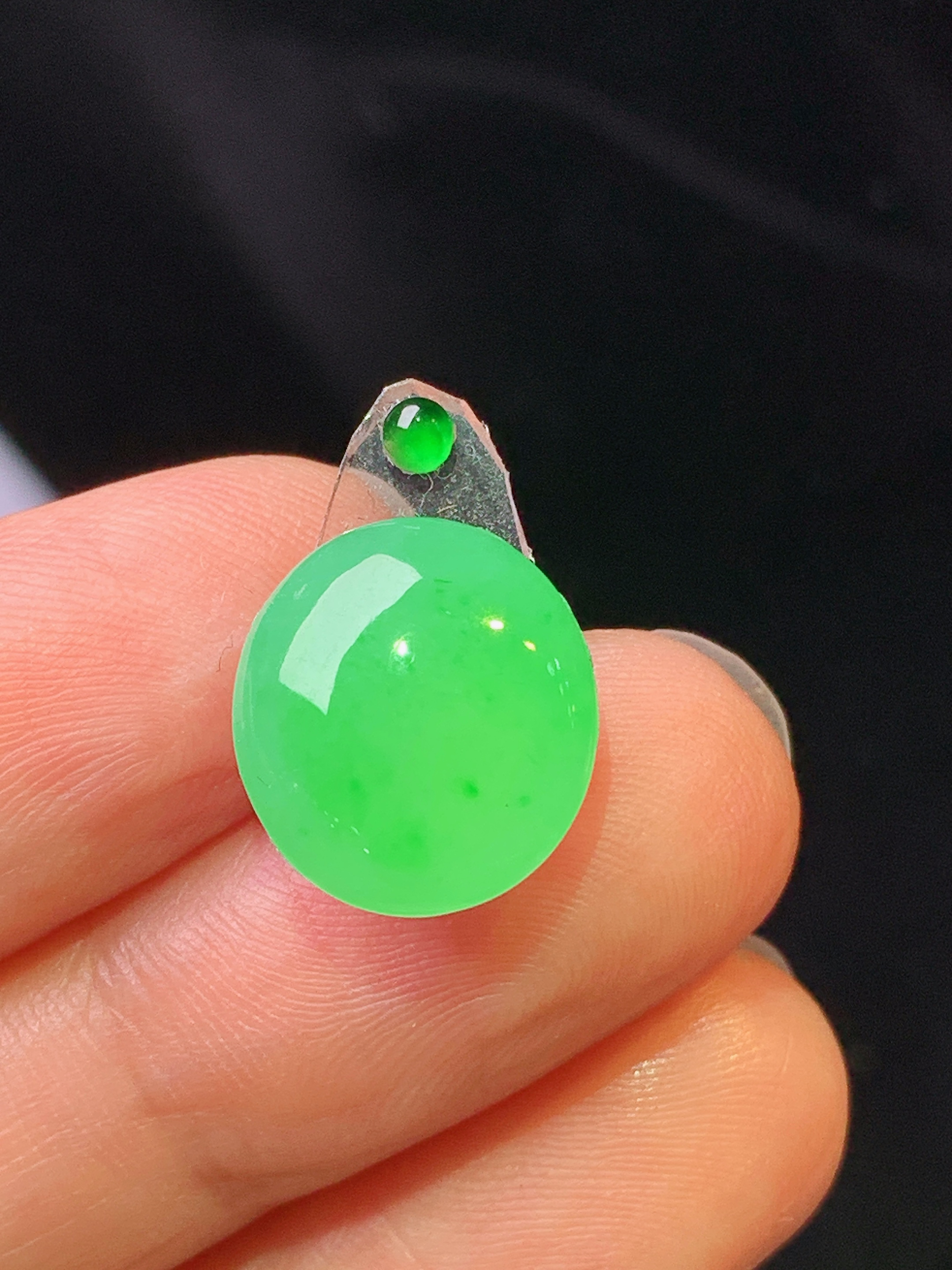 镶嵌款 翠绿蛋面吊坠 玉质细腻 色泽艳丽 整体尺寸13.2*12*4.6*2x