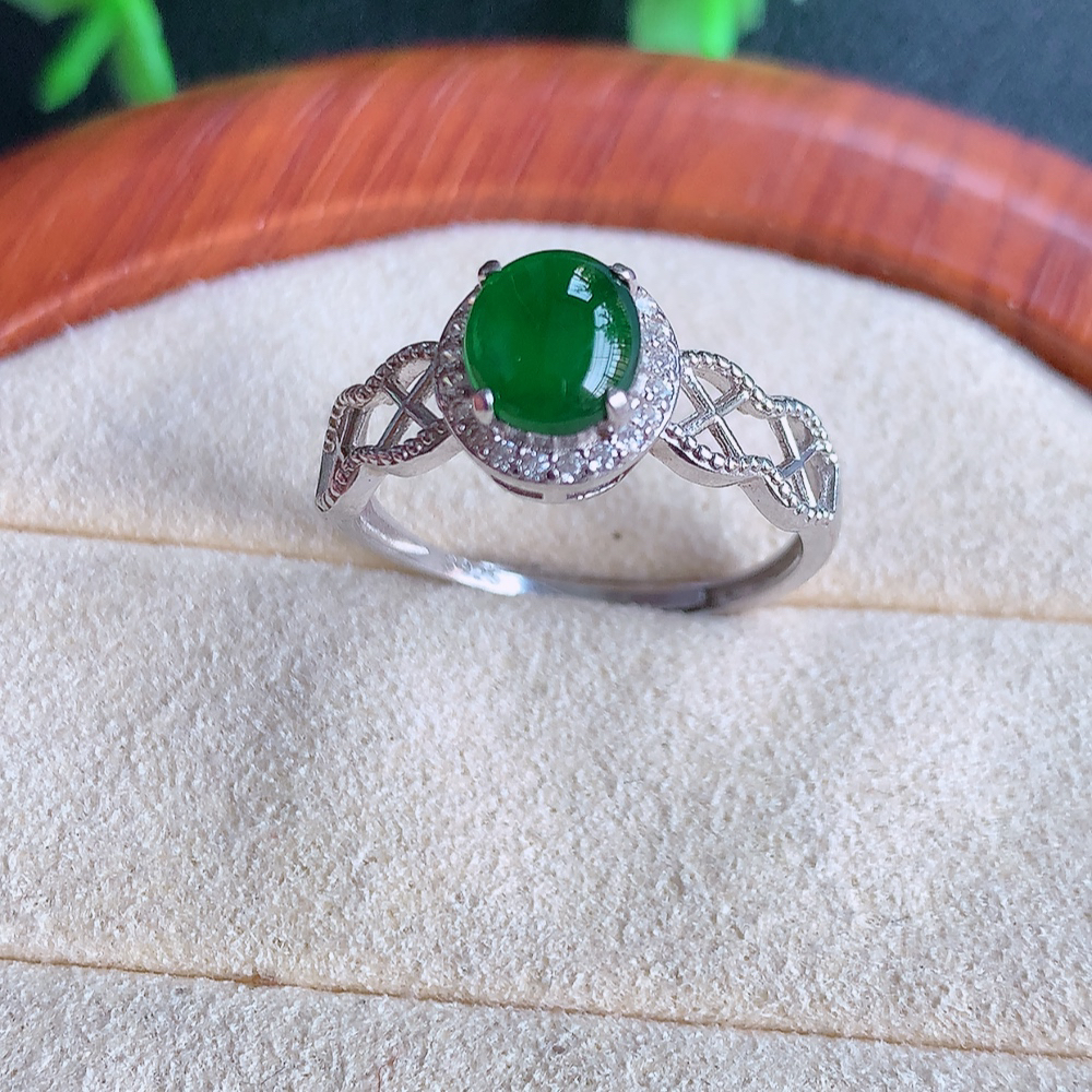 冰润满绿精美环形翡翠戒指  玉质细腻  冰清玉润  飘花灵动  颜色漂亮  W502.15 内径尺寸：17.5-9-6mm  裸石尺寸：7-6mm