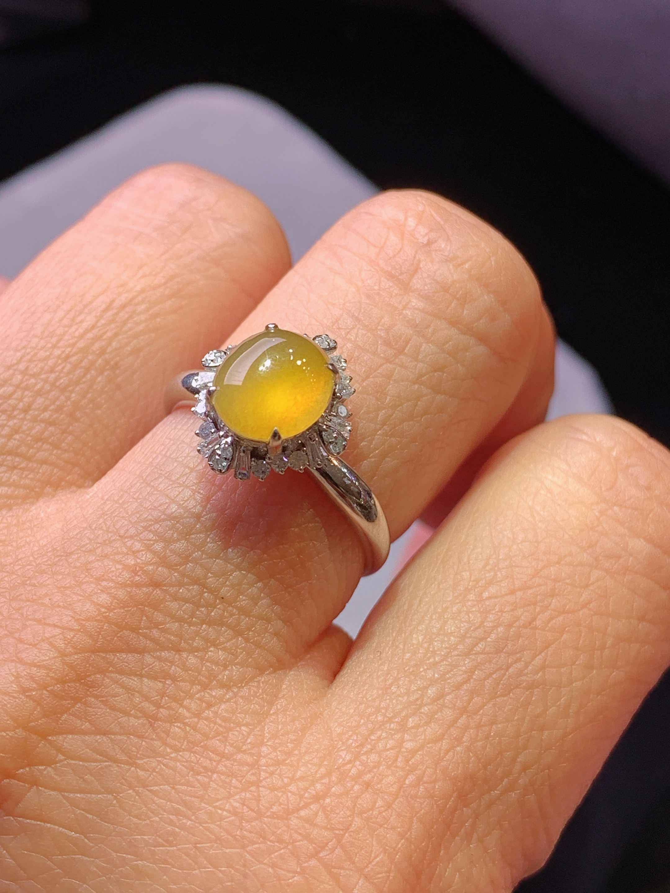 18k金钻镶嵌黄翡蛋面戒指 玉质细腻 色泽艳丽 圈口14 整体尺寸12*11.2*9j2