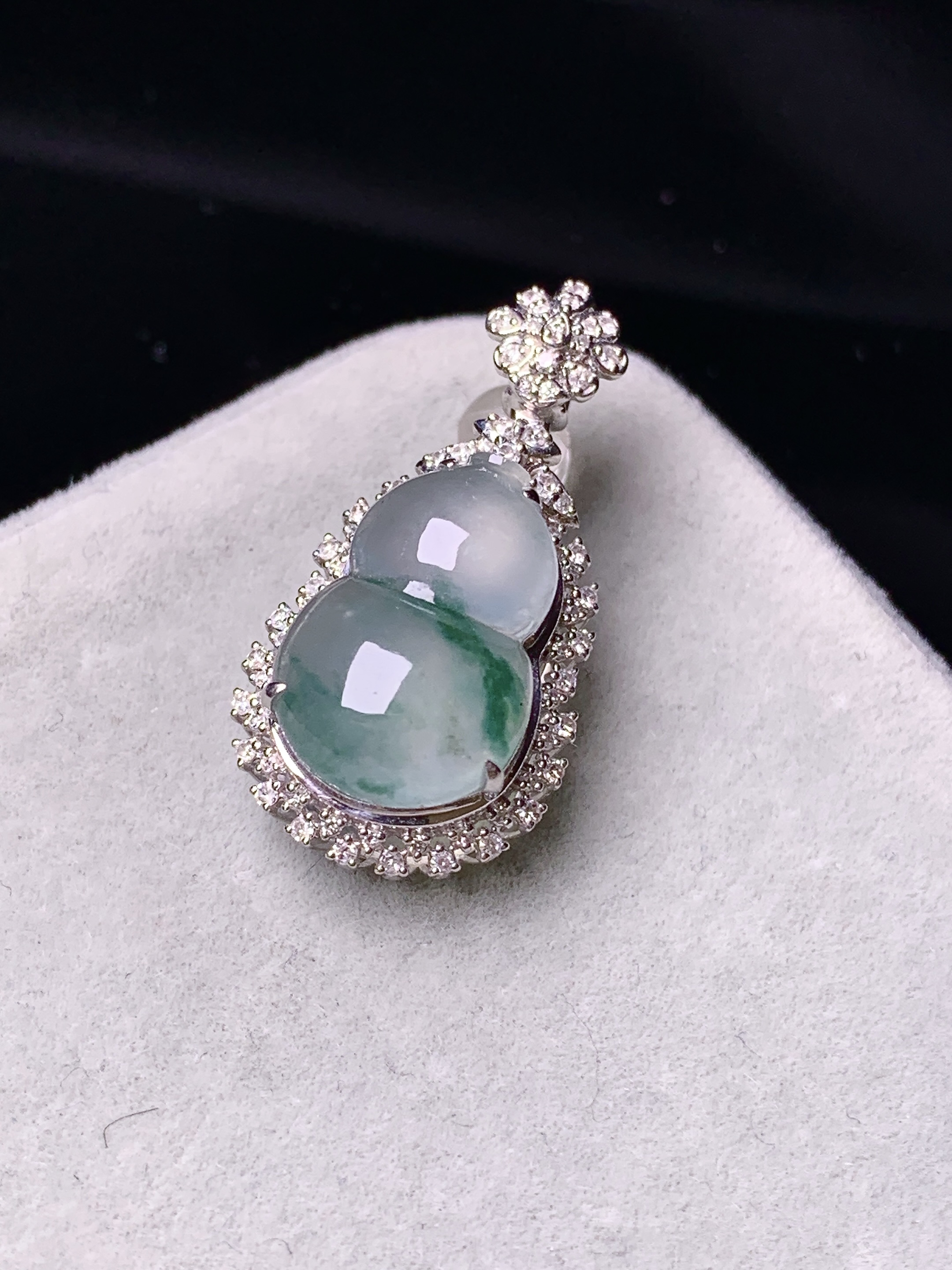 18k金钻镶嵌冰种飘绿葫芦吊坠 玉质细腻 色泽艳丽 整体尺寸27*13.8*9.7y4