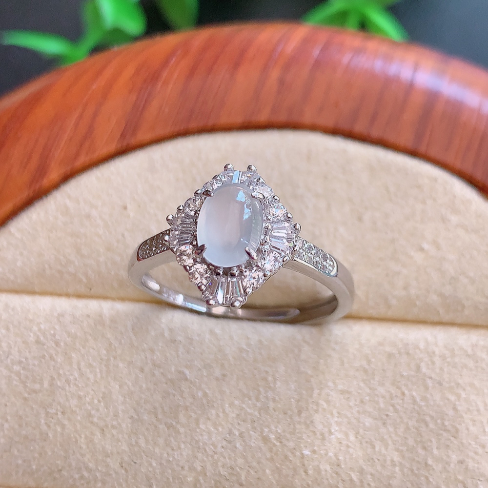 冰润蛋面翡翠戒指  玉质细腻  冰清玉润  飘花灵动  颜色漂亮  W815.12  内径尺寸：18-12.2-6.2mm   裸石尺寸：7-5mm