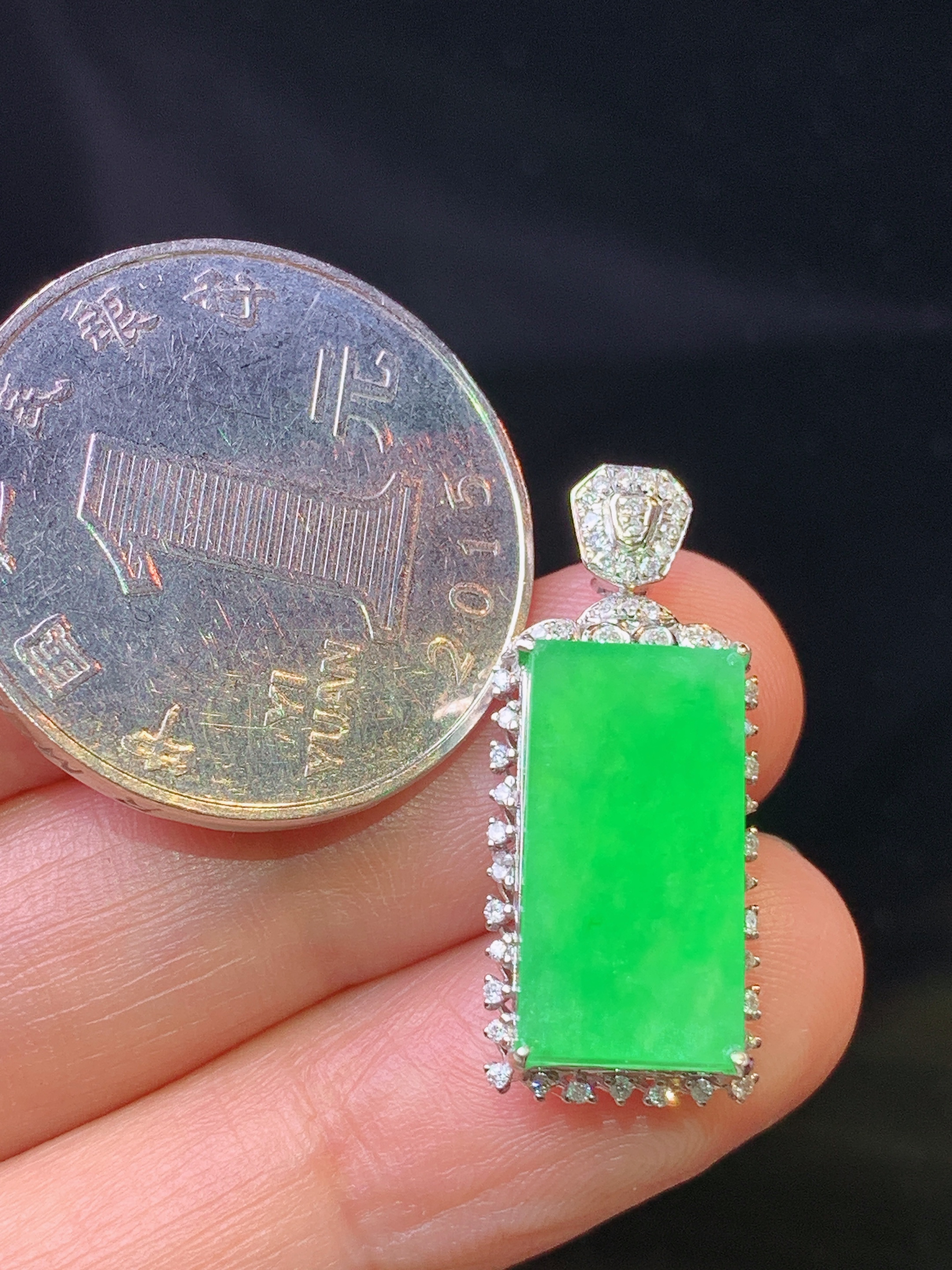 18k金钻镶嵌翠绿无事牌吊坠 玉质细腻 色泽艳丽 整体尺寸26*10.7*6.5j2