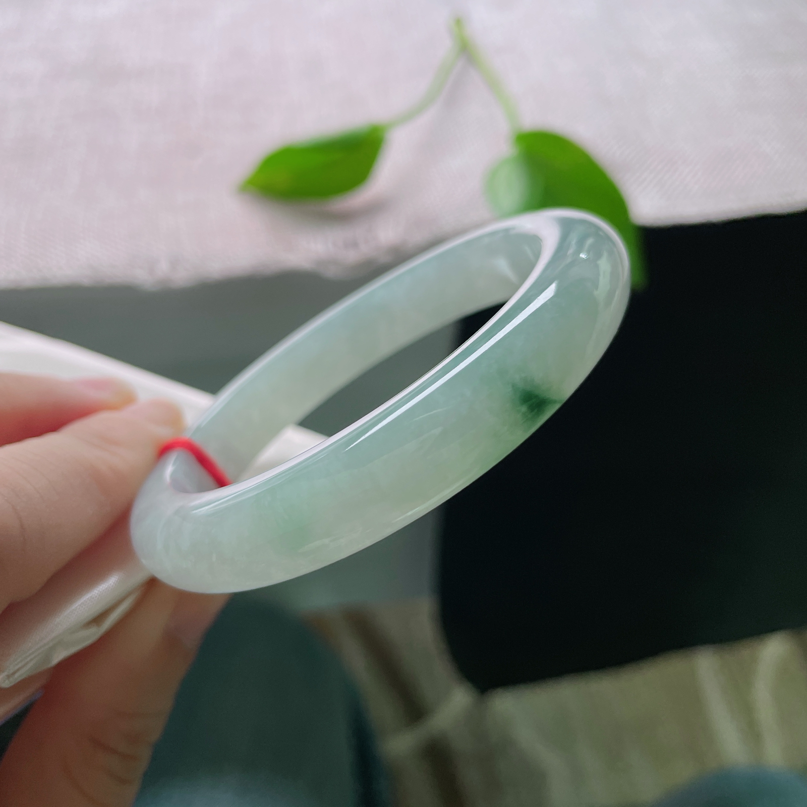 57.2/11.3/8.6，飘花正圈，料子干净清润，冰底飘绿，是自然泼洒的青釉墨痕。完美