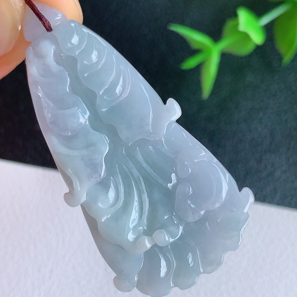 冰润精雕白菜吊坠  玉质细腻，巧雕白菜，叶脉纹理细密，饱和紧密;茎叶粗壮有力，白菜”音通“百财”，“玉”通“遇”，合起来就是“遇百财”之意，寄予事业生活中财源广进，一帆风顺 W41.12 尺寸：45.5-23-9.5mm