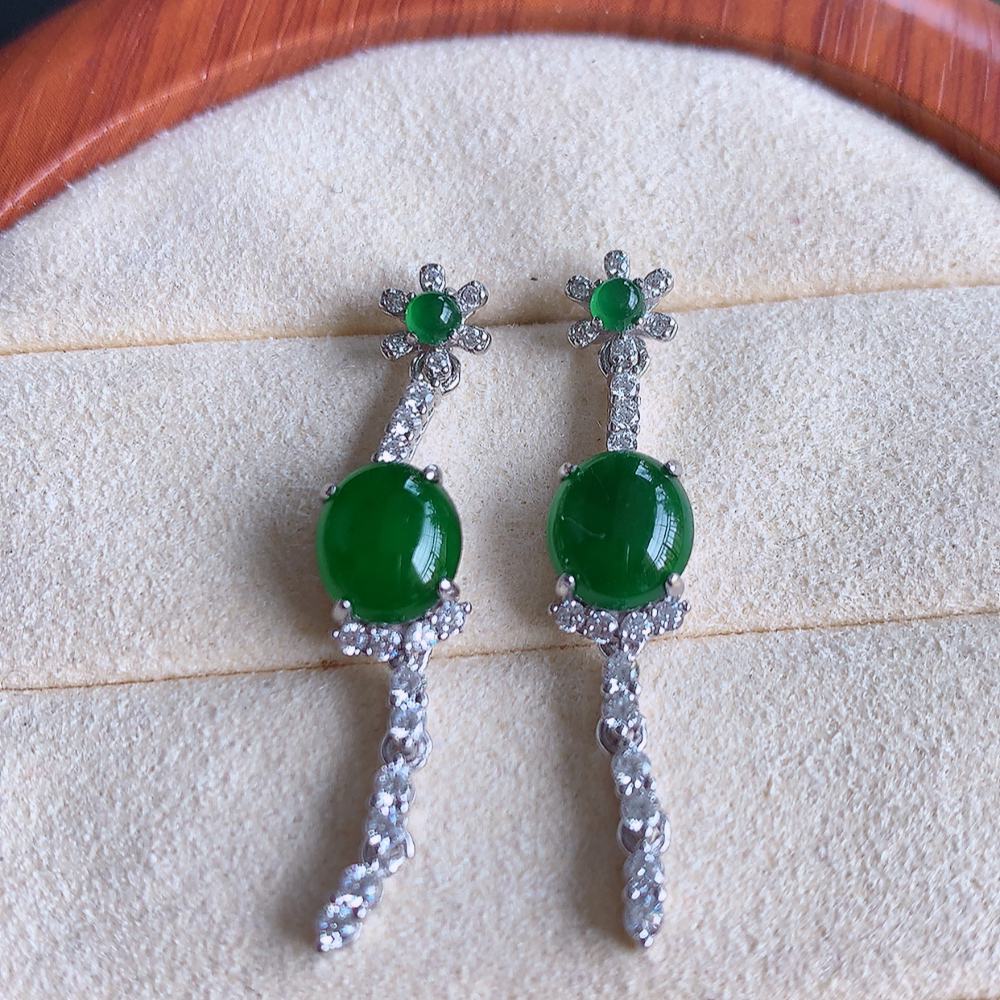 冰润满绿翡翠耳坠，自然光实拍，颜色漂亮，种老水足，品相佳，佩戴佳品！W502.12  取一尺寸： 34.5-7-5.8mm  裸石尺寸：7.8-7mm