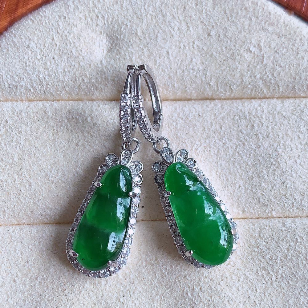 冰透满绿翡翠福豆耳坠，自然光实拍，翠色灵动，颜色漂亮，种老水足，品相佳，佩戴佳品！W502.12  