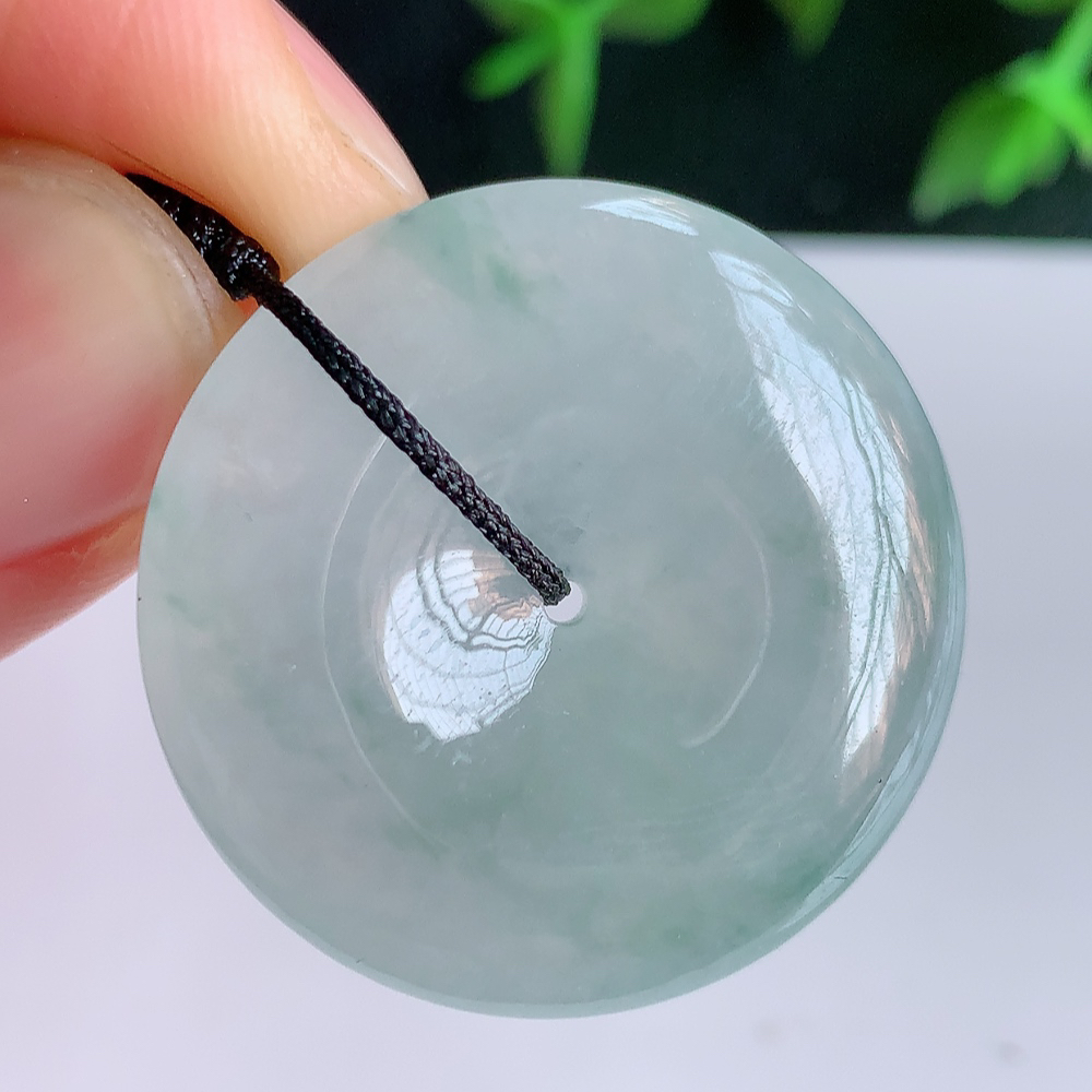 冰润飘花平安扣吊坠，厚装饱满，冰润剔透，细腻水足，种质润泽，飘花灵动，佩戴优雅大气，W41.12   尺寸：29-6.3mm