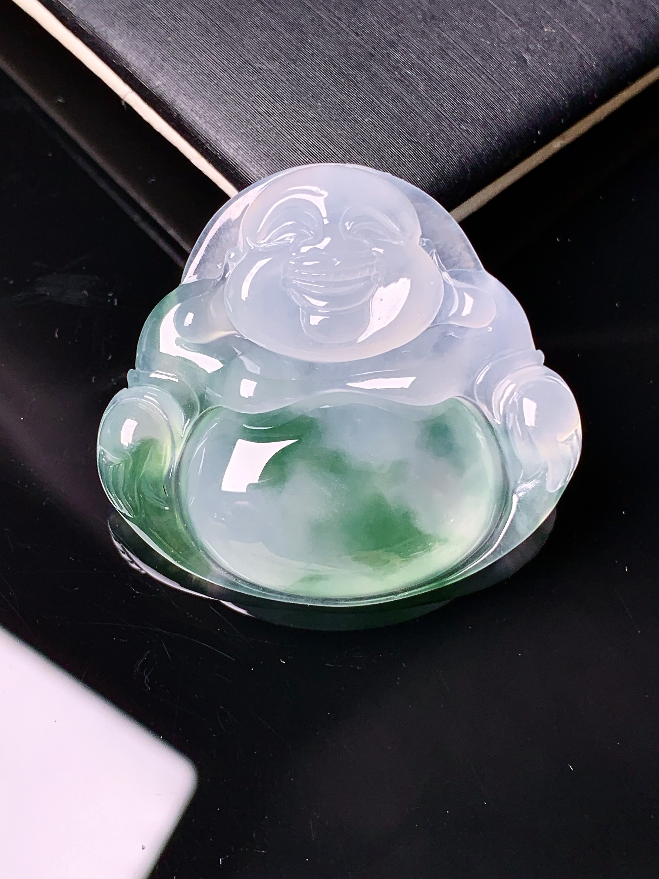 飘绿佛公吊坠 玉质细腻 色泽艳丽 整体尺寸30.9*33.8*5.6d1