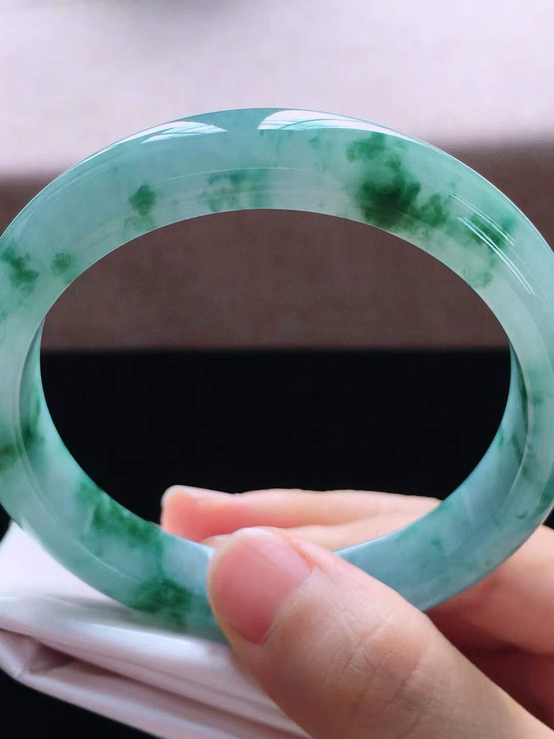 【翡翠名称】老种冰紫飘花59正圈口手镯
【翡翠尺寸】59*12*8mm适合58-60正圈口佩戴
【翡