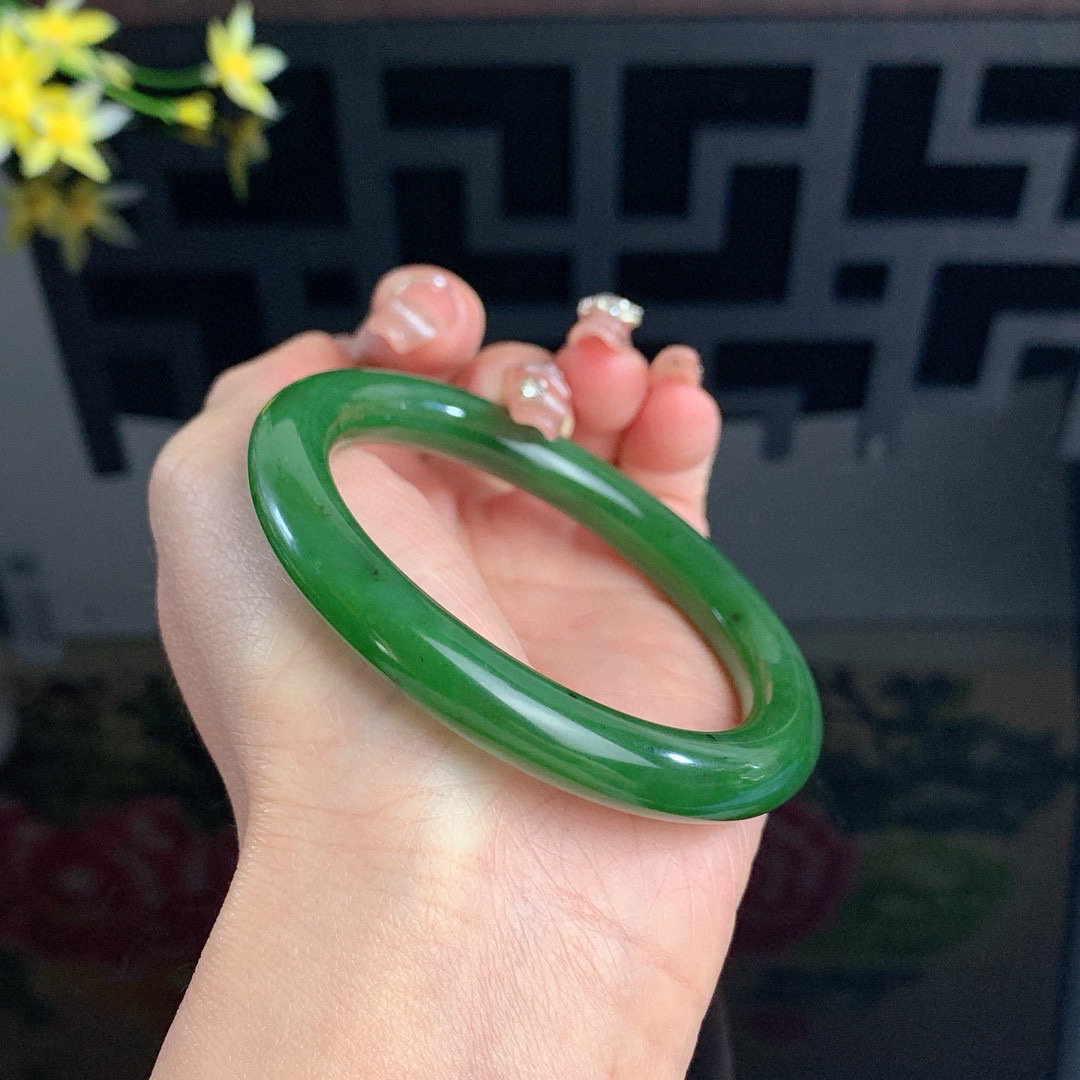 和田玉56.5圈口菠菜绿圆条碧玉手镯！玉质细腻油润 底色纯净 无裂无棉 脂粉好，品质高。