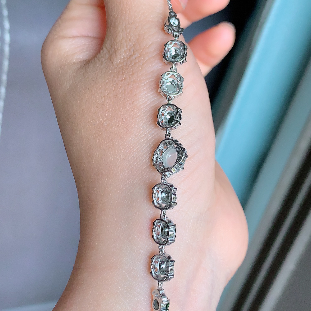 冰润满绿翡翠蛋面手链，水水润润，珠圆玉润，颜色鲜艳，妙明清净，清秀高雅，佩戴效果优雅迷人！性价比超值 W502.12  取一尺寸：11.3-10.5-6.3mm    裸石尺寸：6.8mm