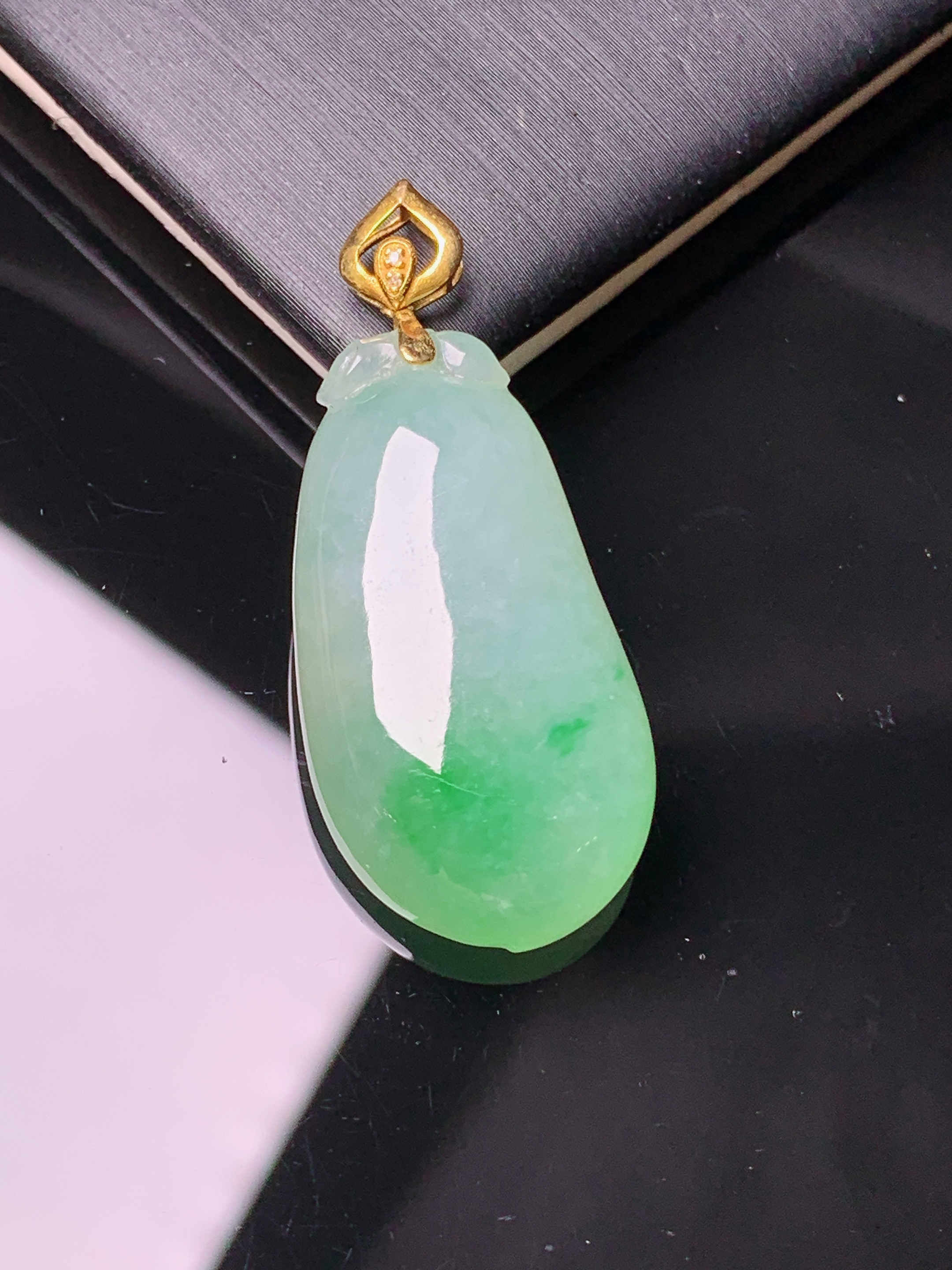 18k金镶嵌飘绿福瓜吊坠 玉质细腻 色泽艳丽 整体尺寸35.8*15*7m1