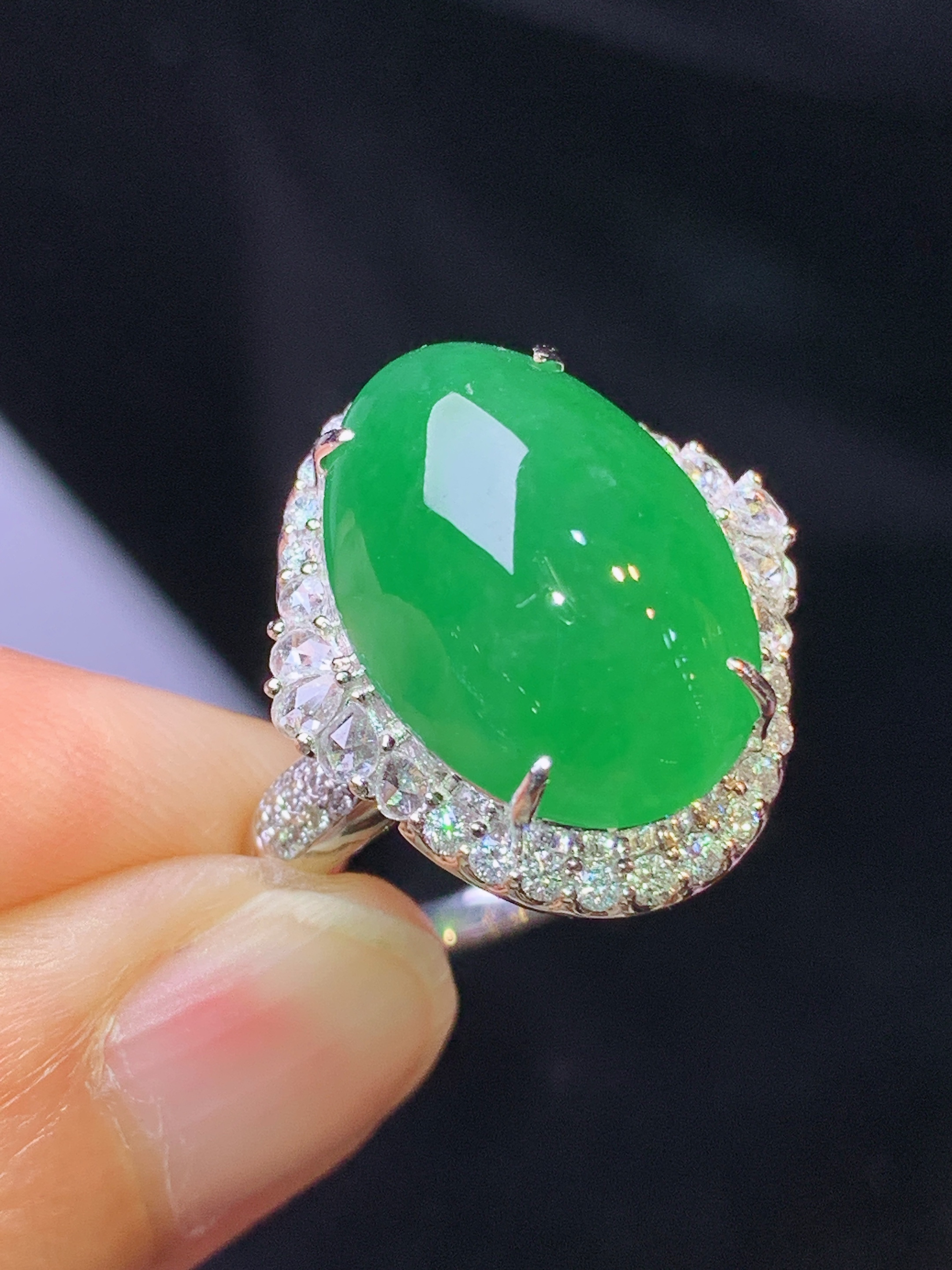 18k金钻镶嵌满绿蛋面戒指吊坠两用款 玉质细腻 色泽艳丽 圈口15.5 整体尺寸26.2*17.8*