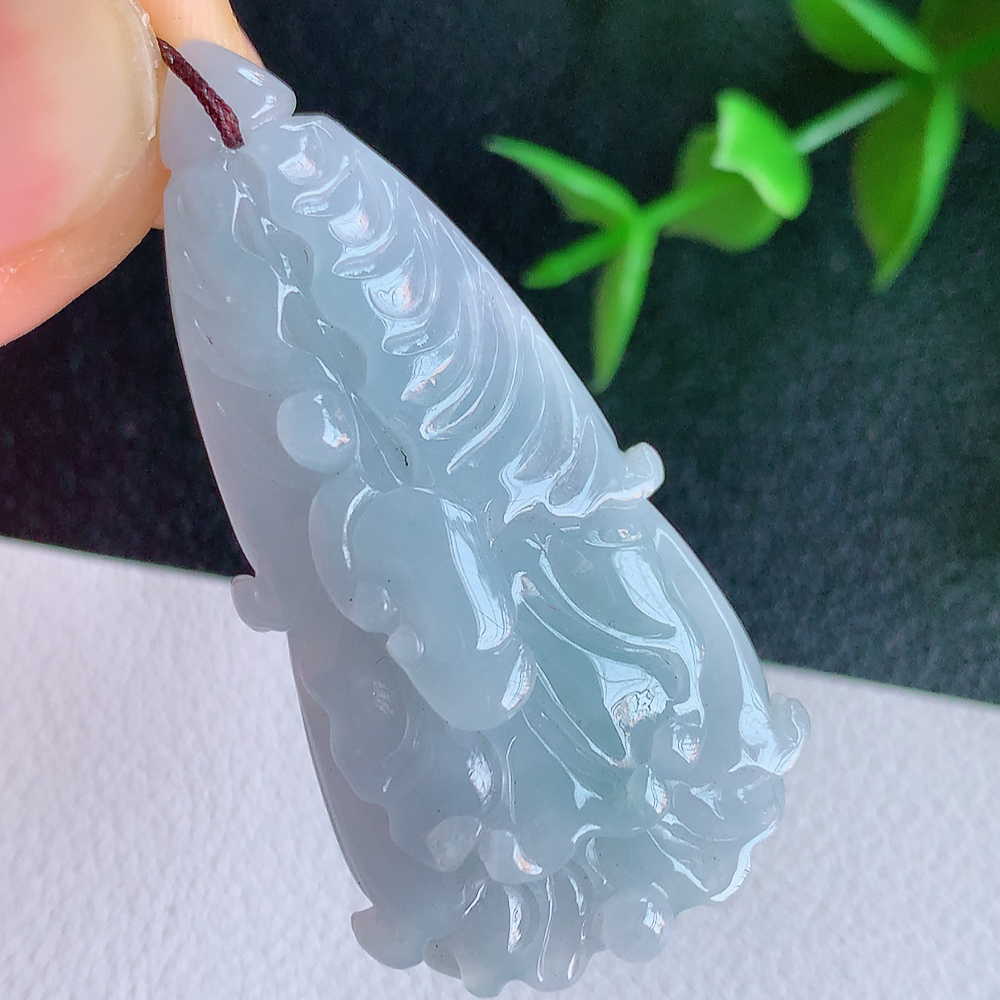 冰润精雕白菜吊坠  玉质细腻，巧雕白菜，叶脉纹理细密，饱和紧密;茎叶粗壮有力，白菜”音通“百财”，“玉”通“遇”，合起来就是“遇百财”之意，寄予事业生活中财源广进，一帆风顺 W41.12 尺寸：45.5-23-9.5mm