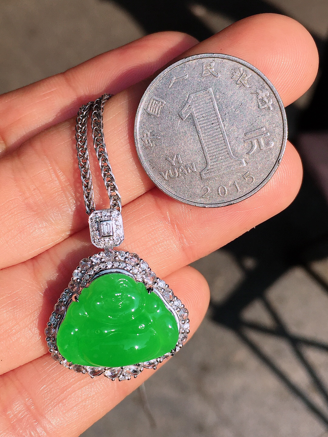 阳绿佛公吊坠，色泽均匀艳丽，玉质细腻，荧光感超
强，饱满圆润，尽显优雅气质，18k
金豪华镶嵌