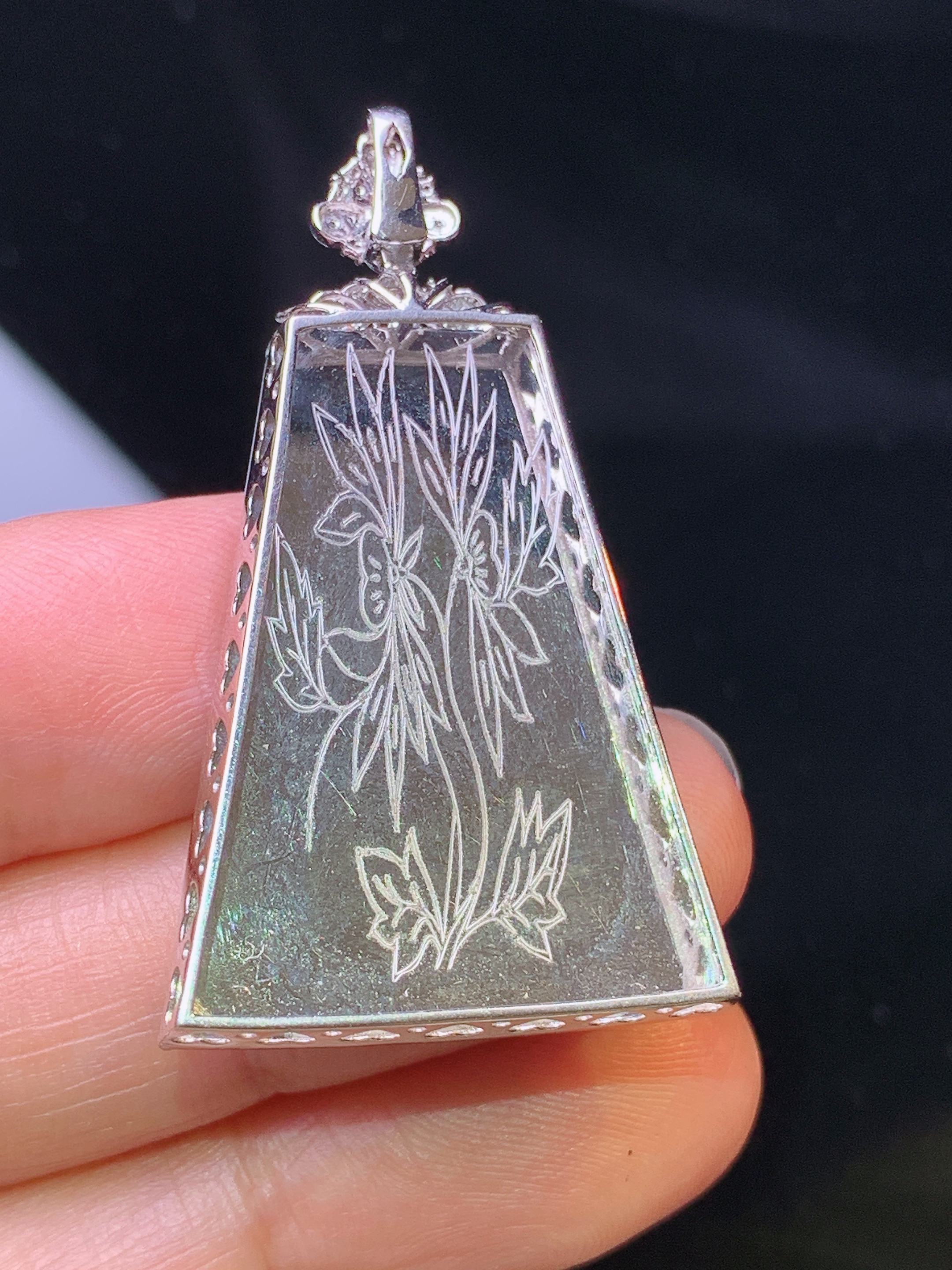 18k金钻镶嵌翠绿无事牌吊坠 玉质细腻 色泽艳丽 整体尺寸40.5*21.5*5.2j2