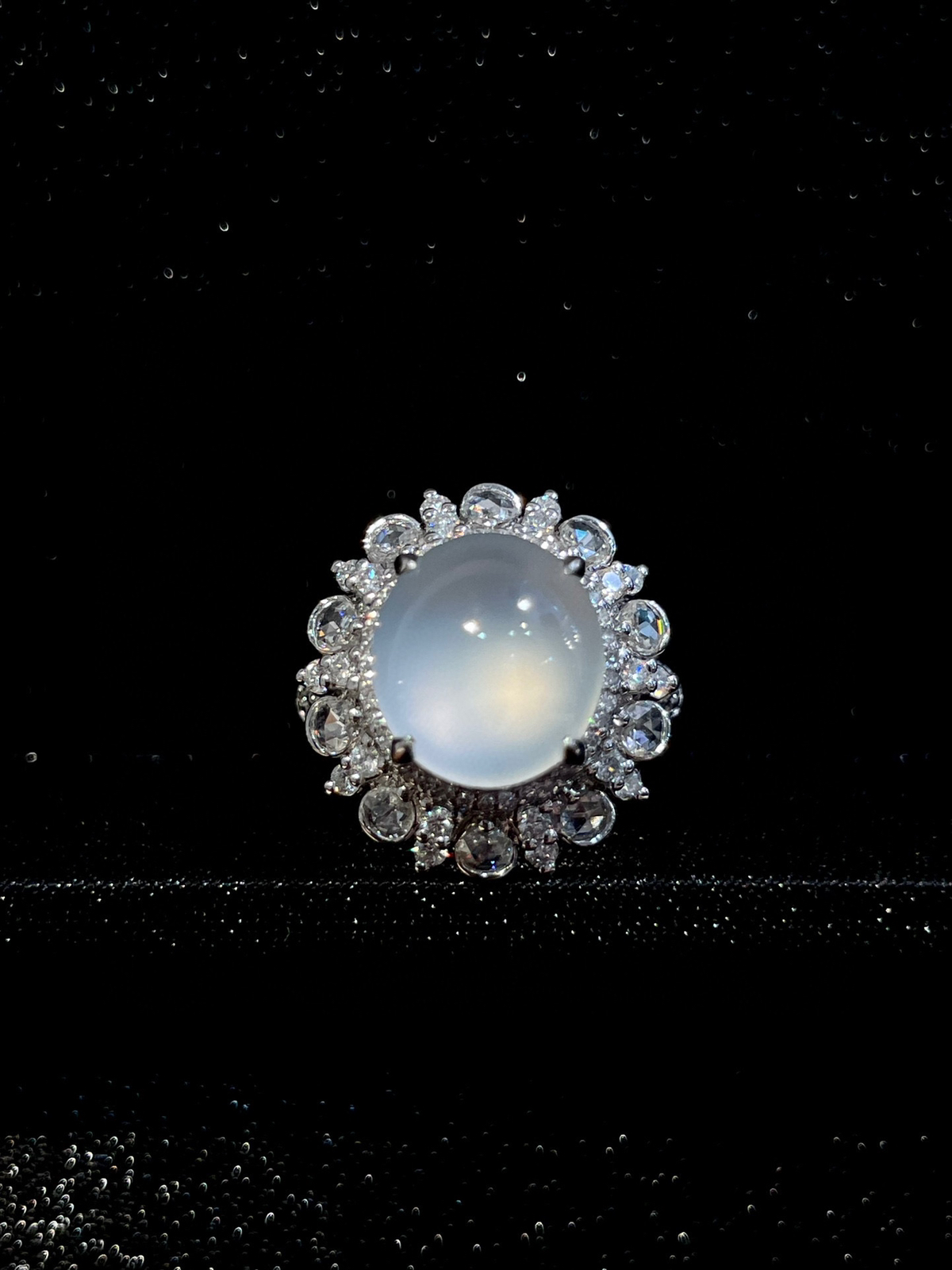 ️ 18K高冰蛋面戒指
饱满圆润，质地细腻，起光，满钻围镶，上身大方经典
尺寸：整体17*16.3